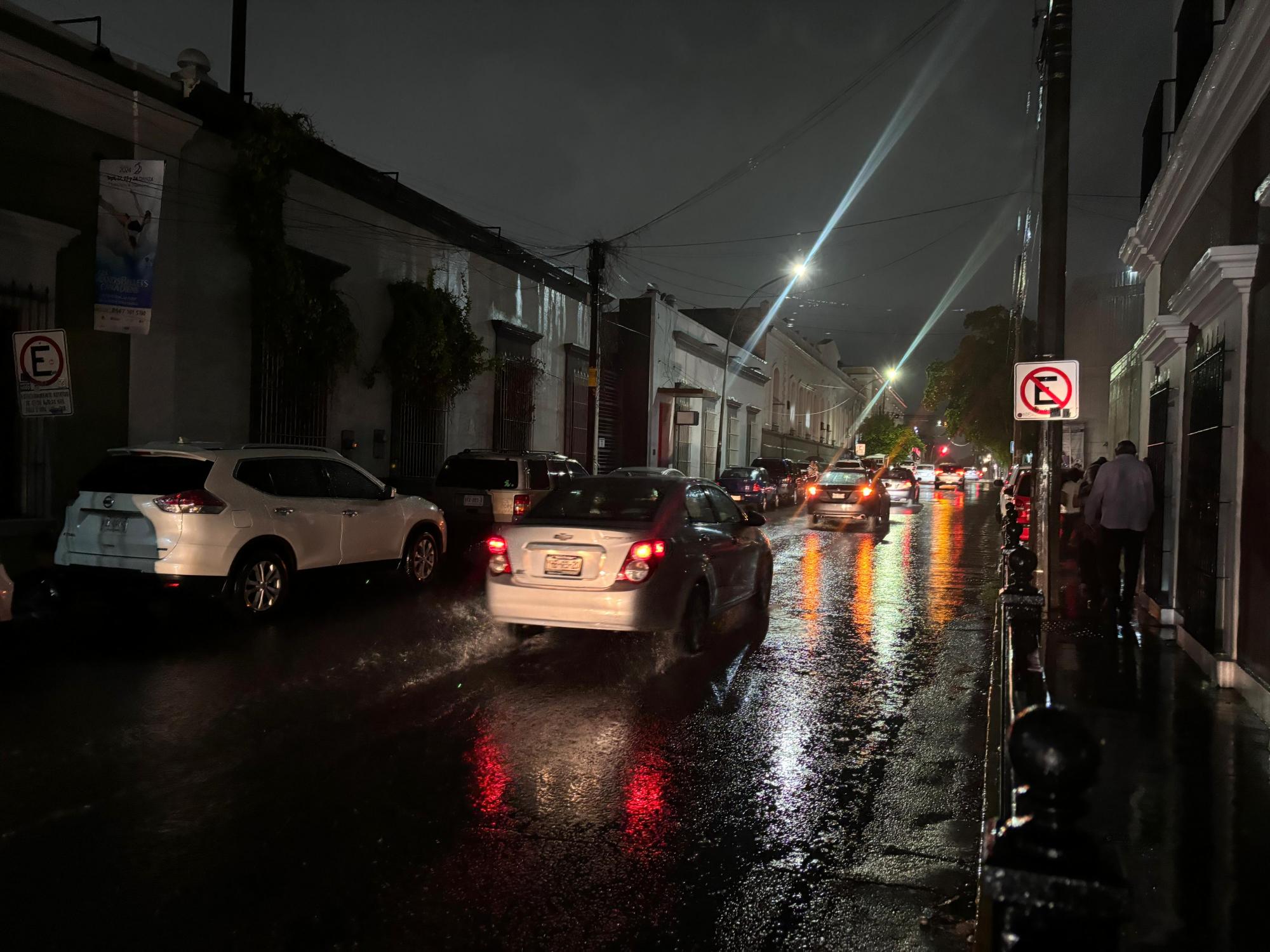 $!Cae fuerte lluvia en Culiacán