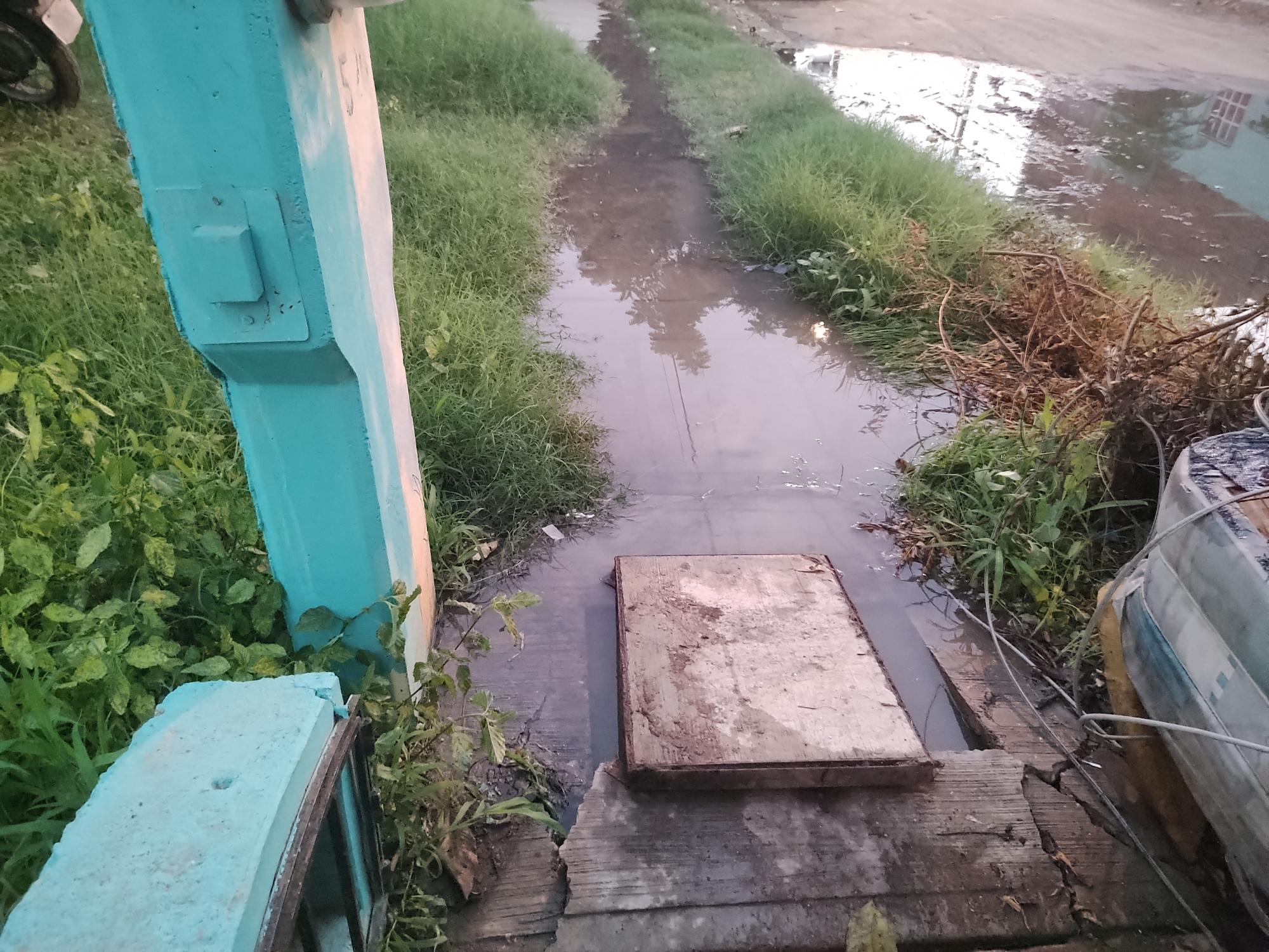 $!Denuncian vecinos fuga de aguas negras en fraccionamiento Santa Teresa en Mazatlán