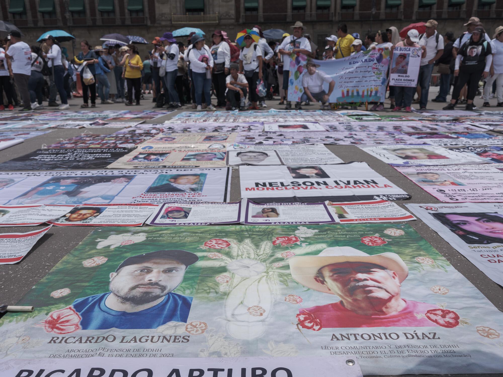 $!Ricardo Arturo Lagunes Gasca, reconocido abogado de derechos humanos, y Antonio Díaz Valencia, líder de la comunidad indígena de Aquila, en el estado de Michoacán, durante una protesta por las personas desaparecidas en el centro de Ciudad de México.