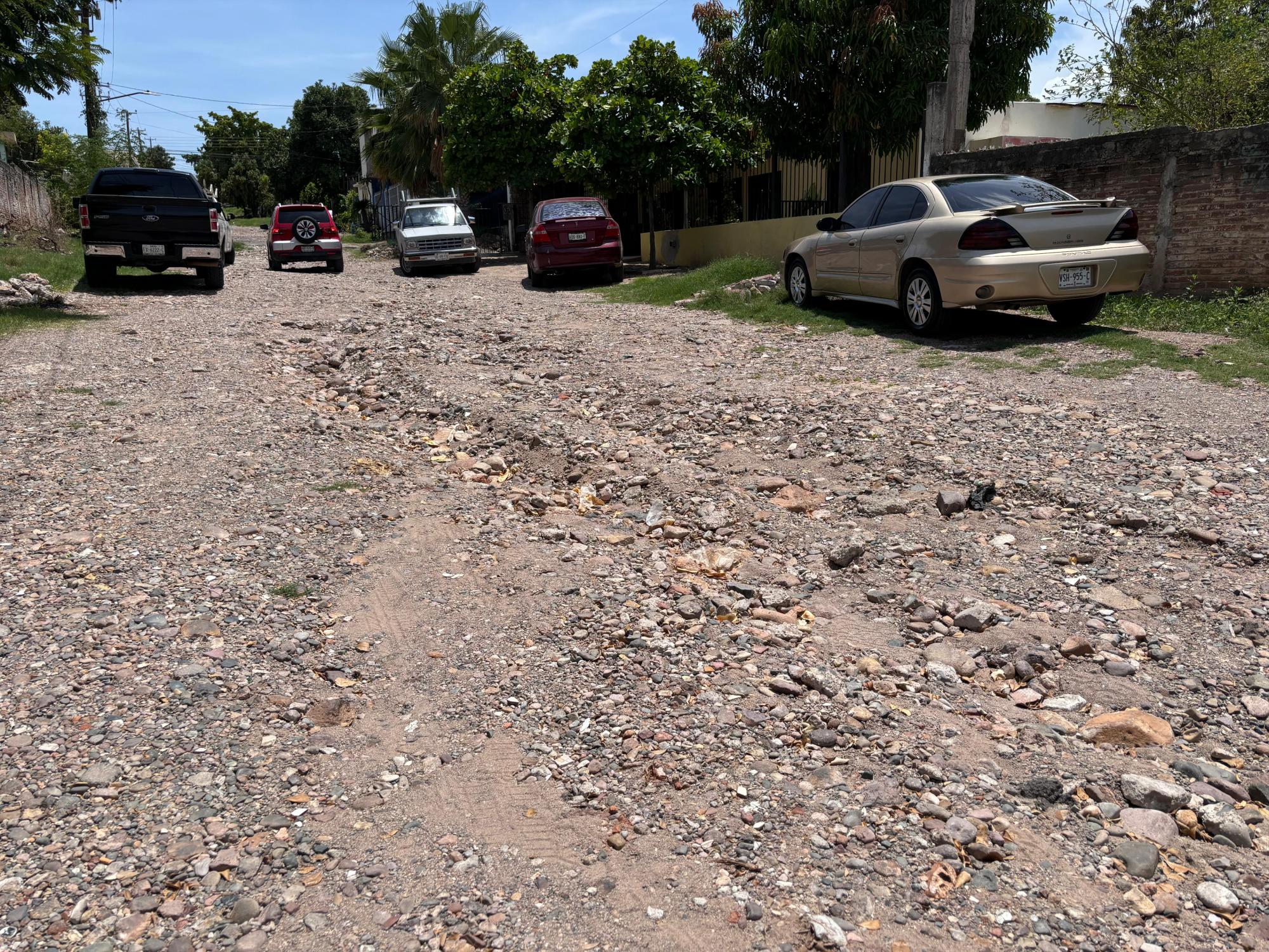 $!Urgen vecinos de la colonia Libertad, en Culiacán, arreglar avenida; es usada como basurero señalan