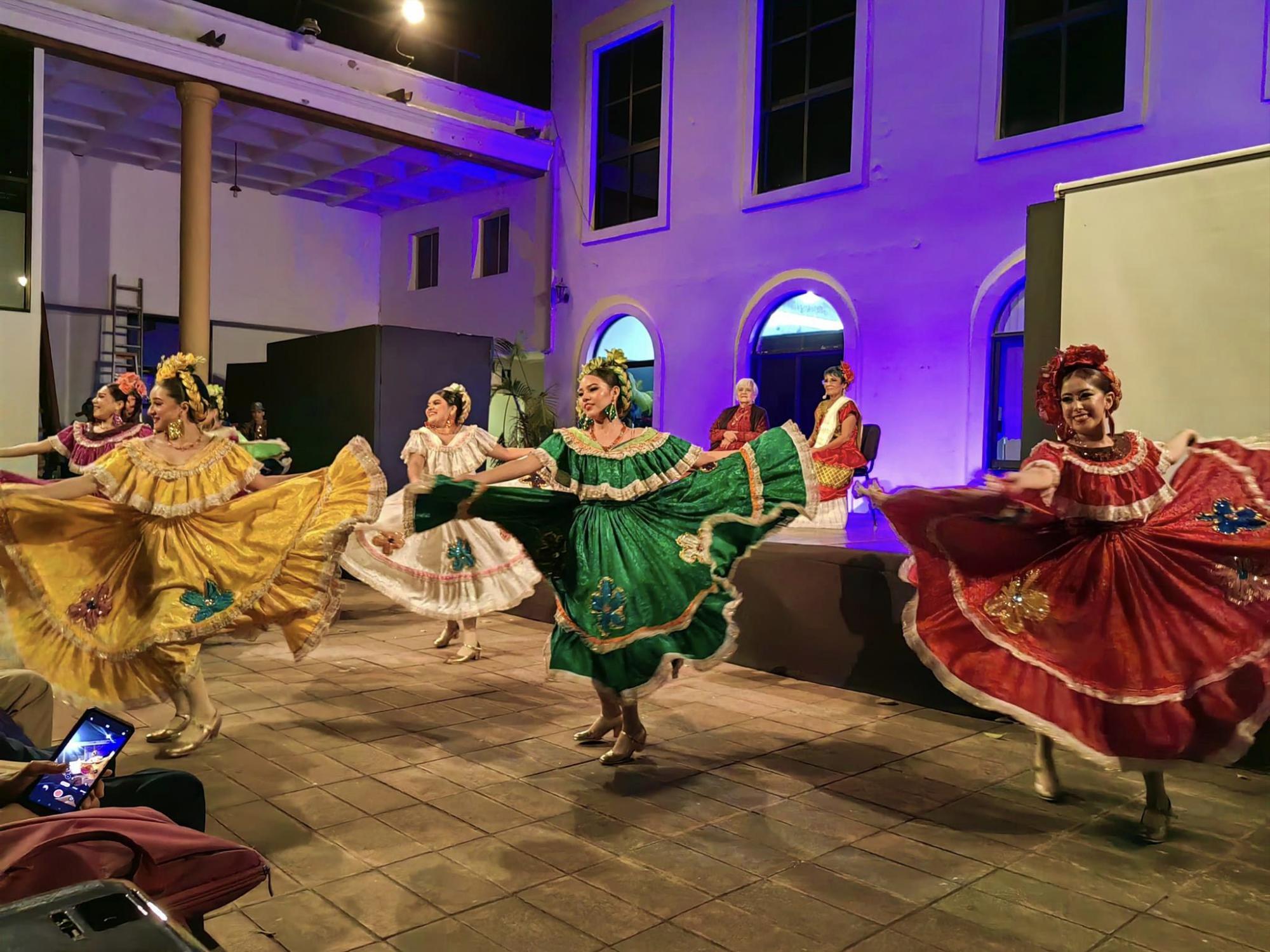 $!Esa tarde se realizaron varias coreografías en honor a la homenajeada.