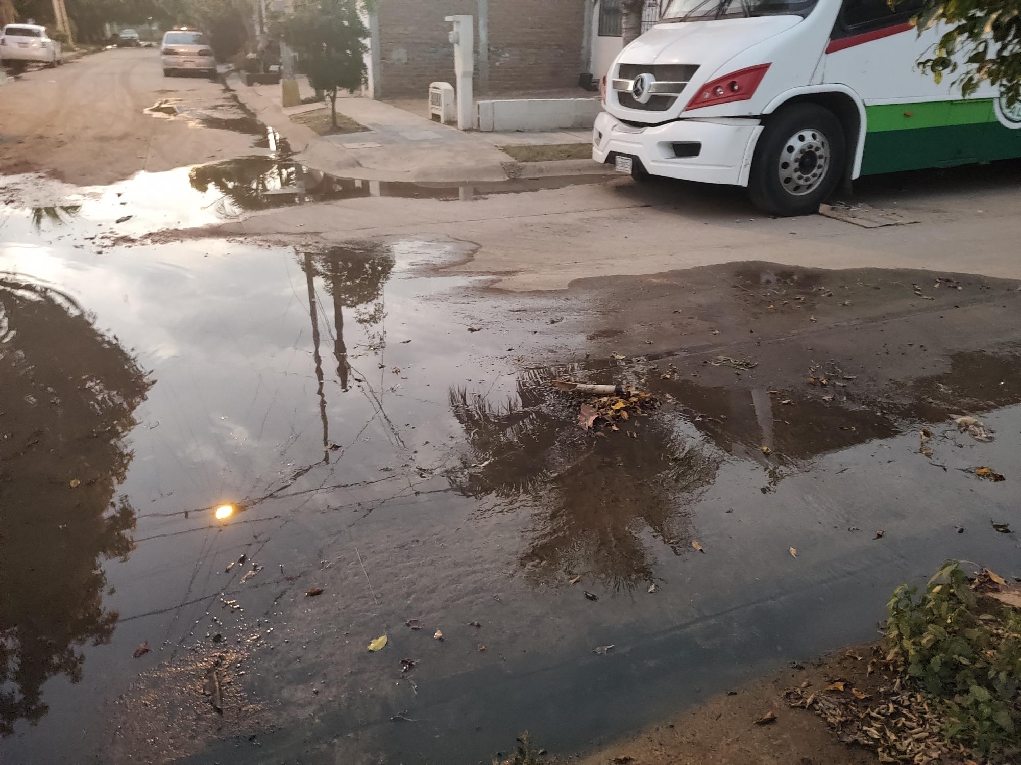 $!Denuncian vecinos fuga de aguas negras en fraccionamiento Santa Teresa en Mazatlán