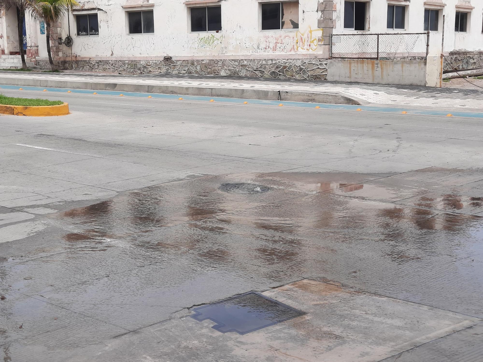 $!Persisten descargas de aguas negras en playa Los Pinitos, en Mazatlán