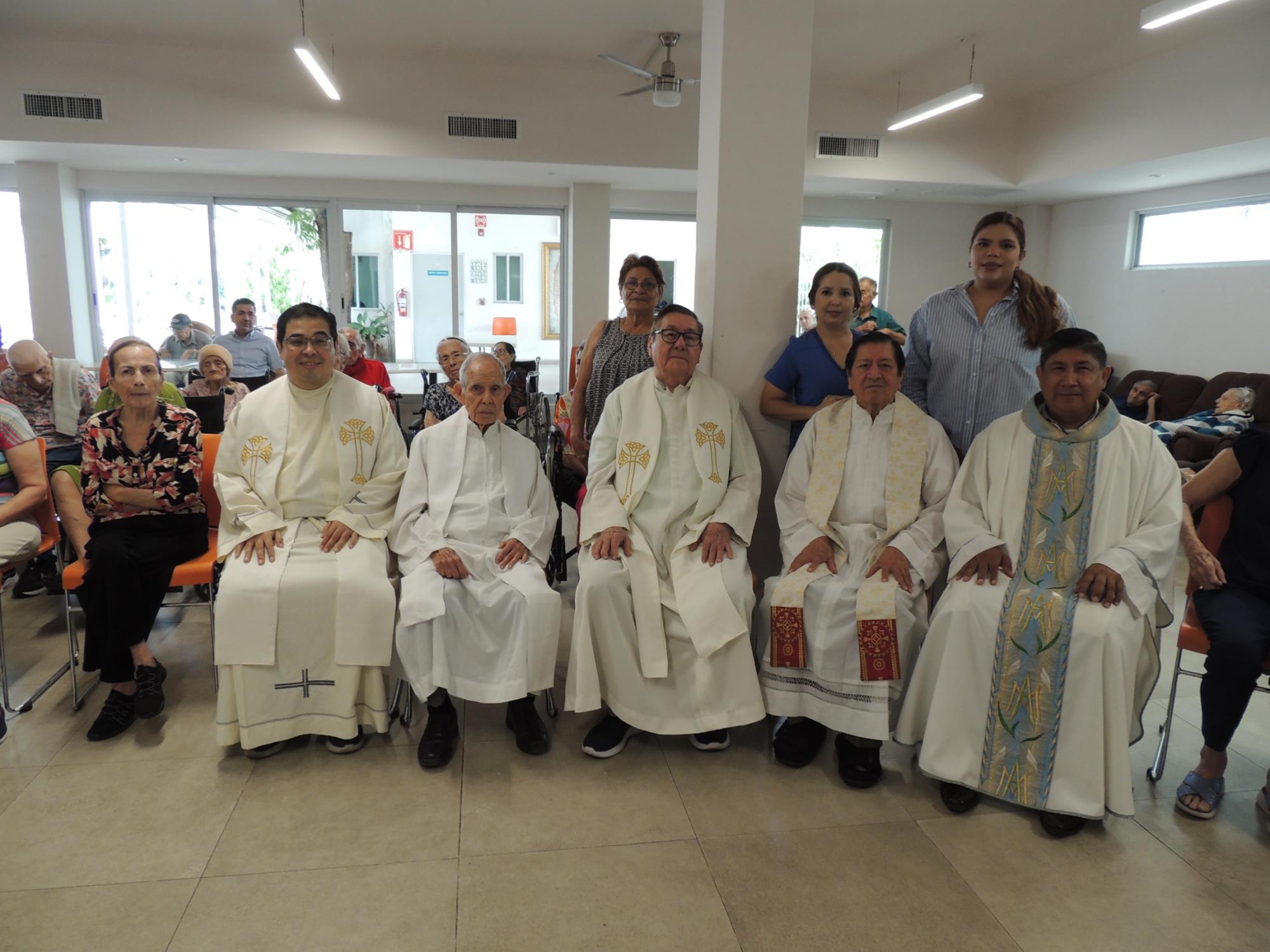 $!Entre los sacerdotes invitados, se encontraban Ramón Ponce, Héctor Armando Calderón, Francisco Méndez y Marco Alejandro Jiménez, quien ofició la misa.