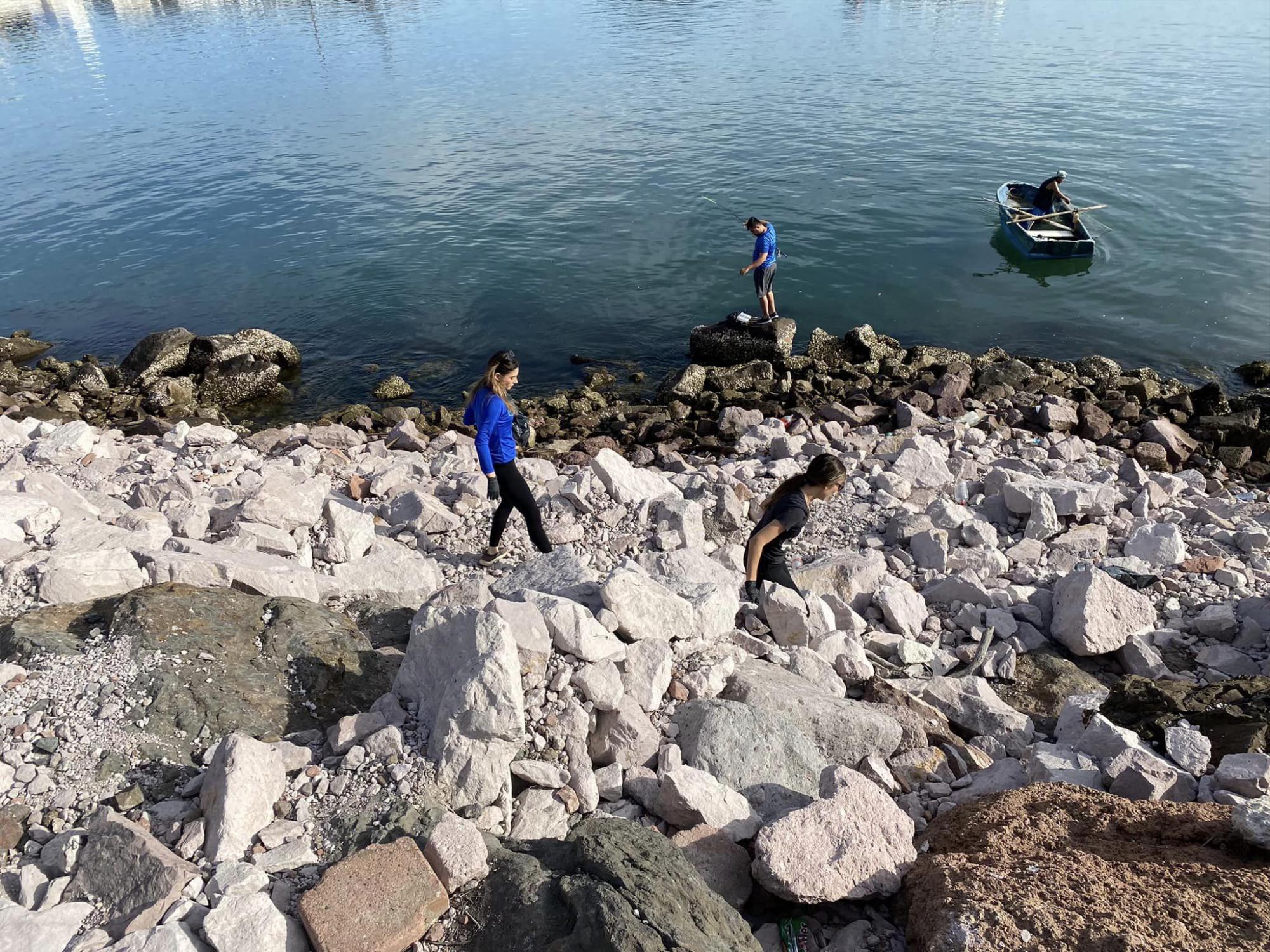 $!Retiran 110 kilos de todo tipo de basura de la escollera del Faro Mazatlán