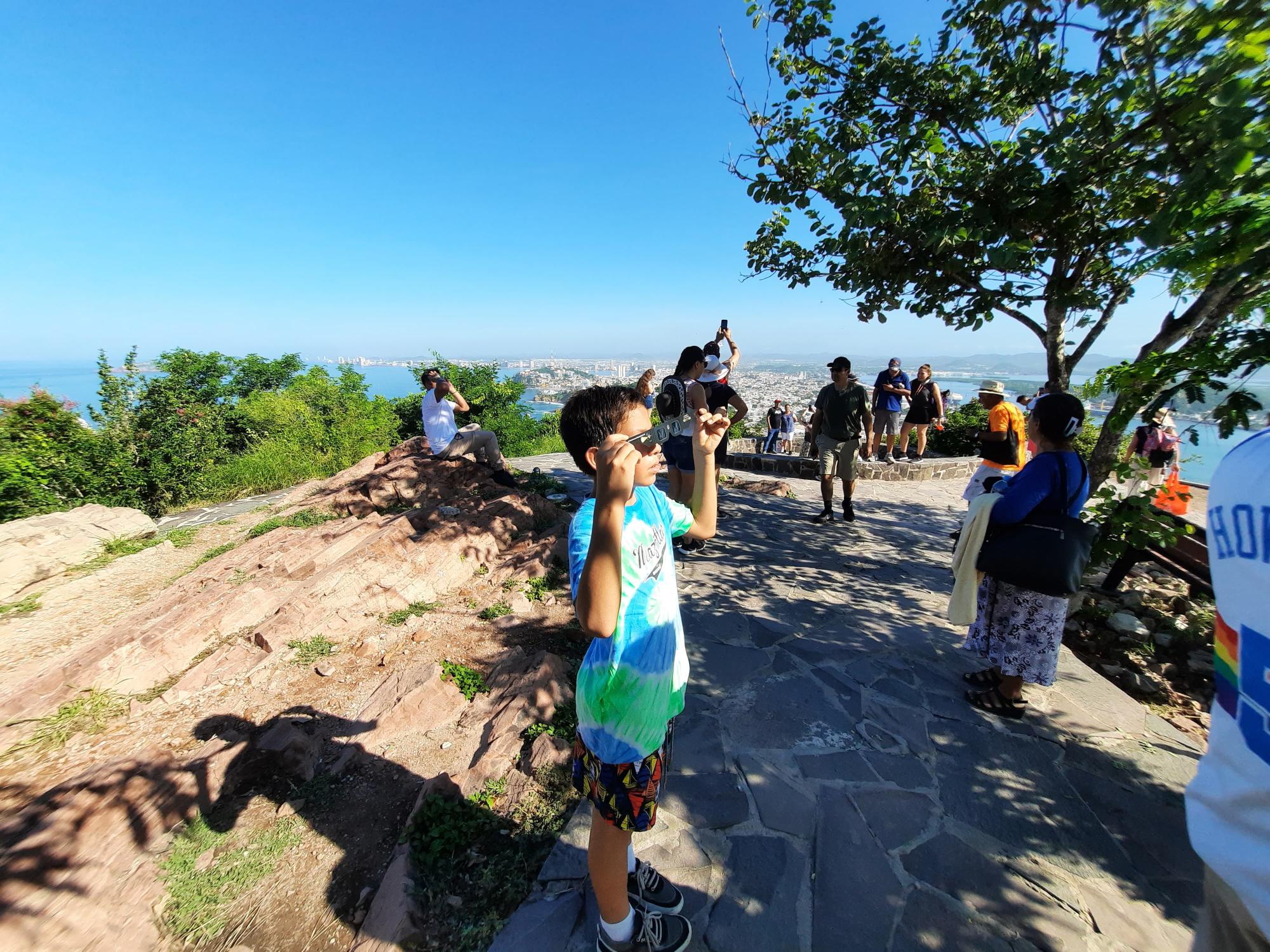 $!Desde el Faro Mazatlán, turistas y locales observan eclipse solar