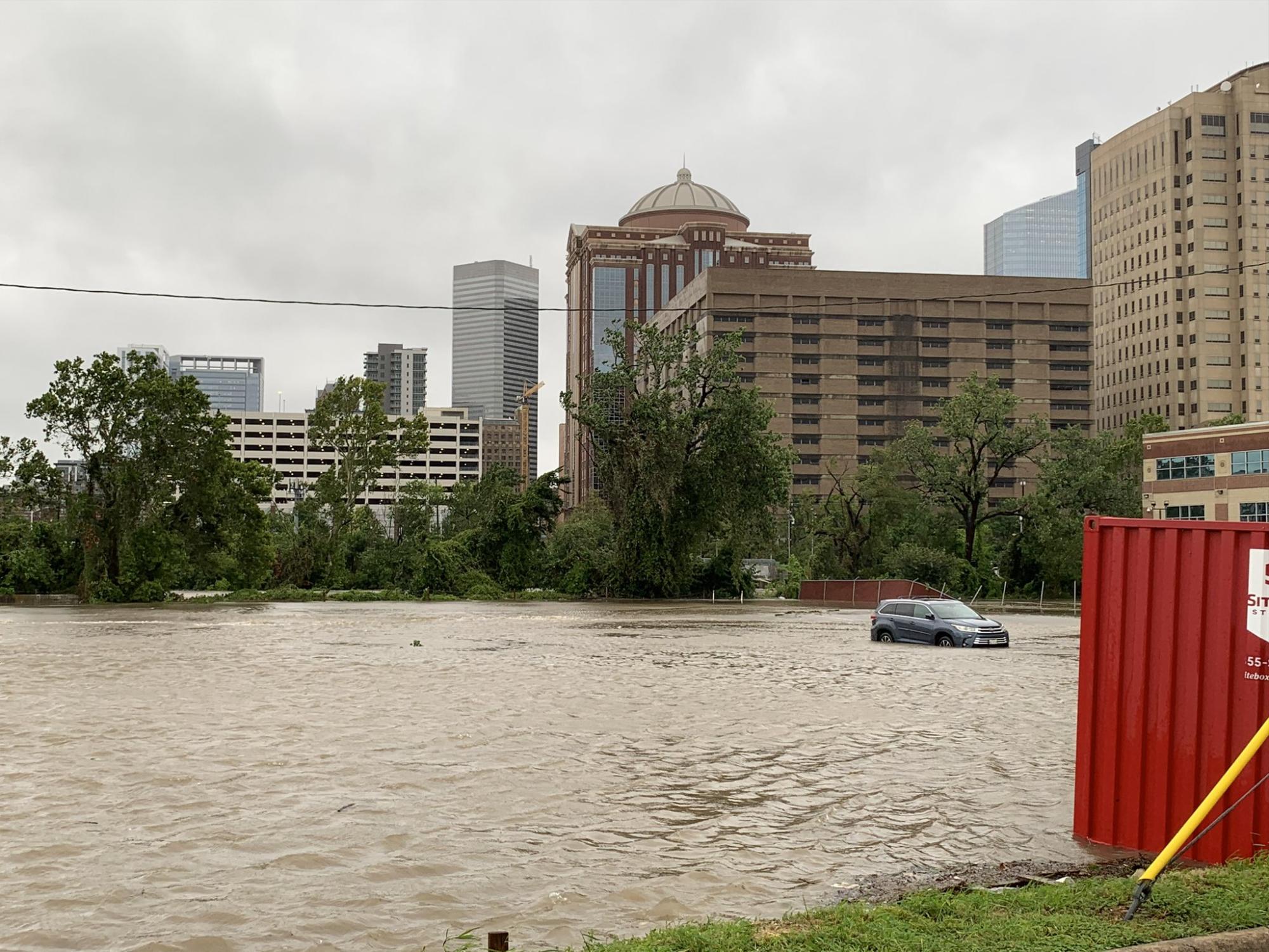 $!Provoca ‘Beryl’ inundaciones y deja a millones sin electricidad en Texas