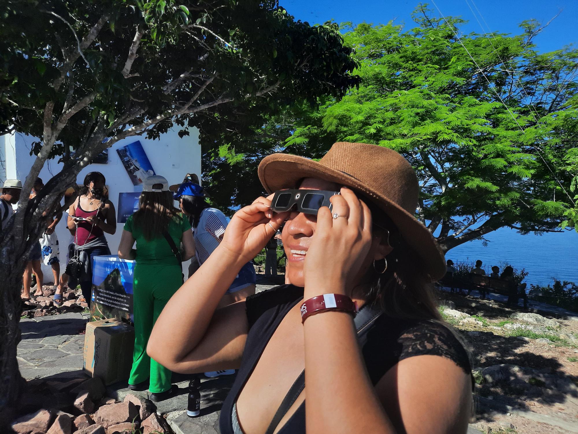 $!Desde el Faro Mazatlán, turistas y locales observan eclipse solar