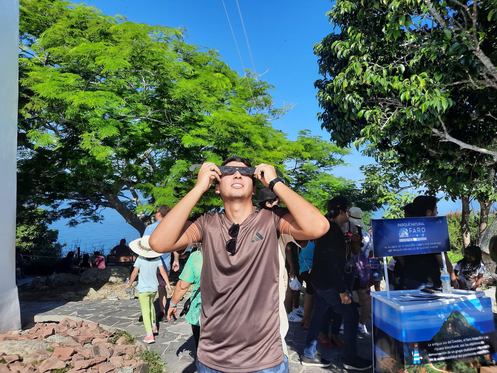 $!Desde el Faro Mazatlán, turistas y locales observan eclipse solar