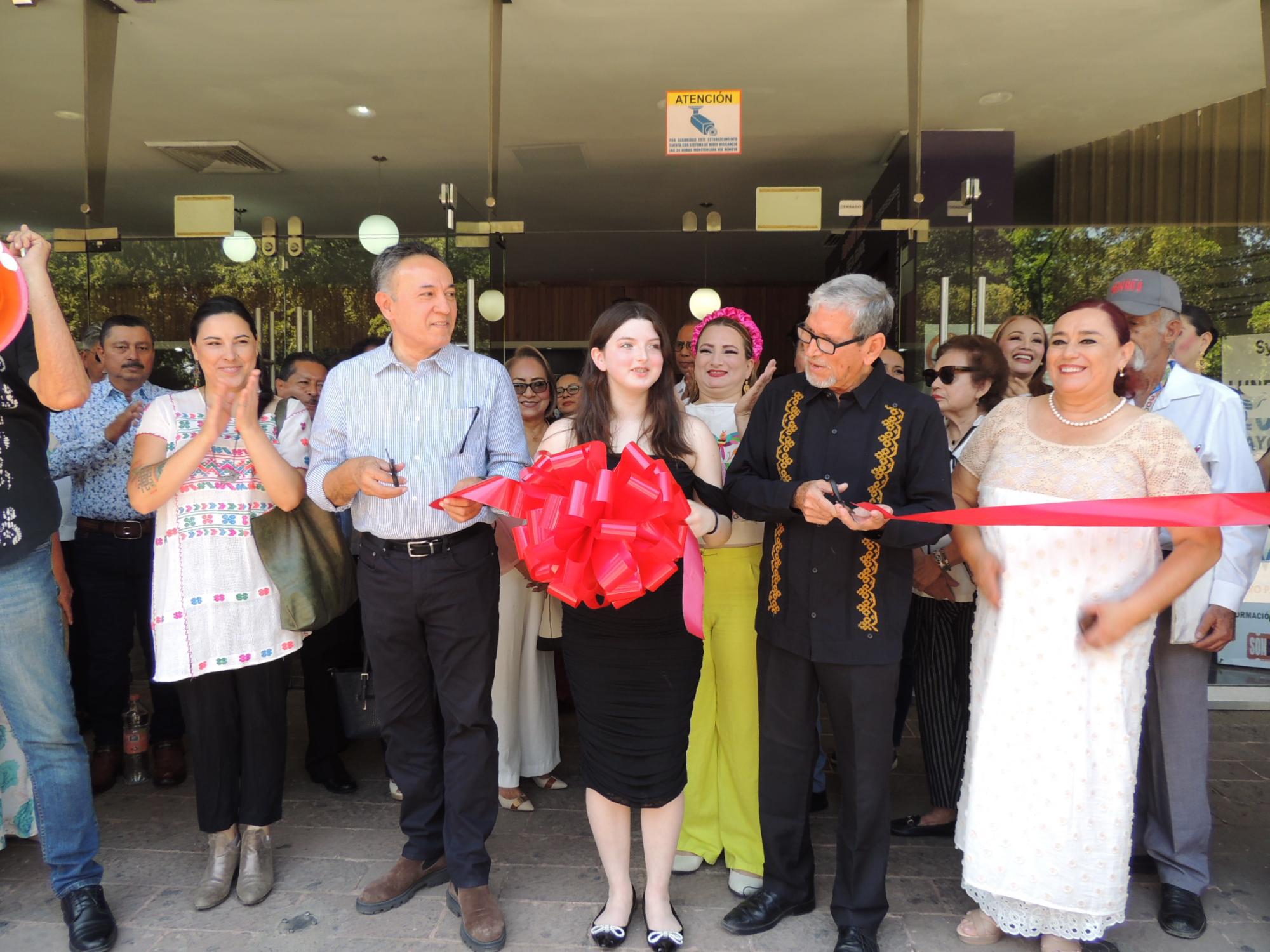 $!Momento del corte de listón para inaugurar la exposición.