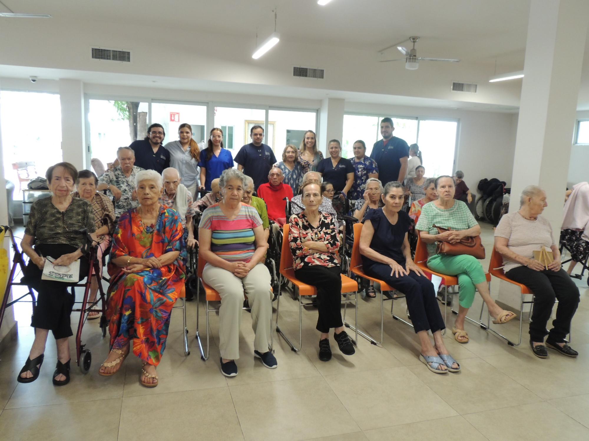 $!Residentes del hospital participan en el misa de acción de gracias.