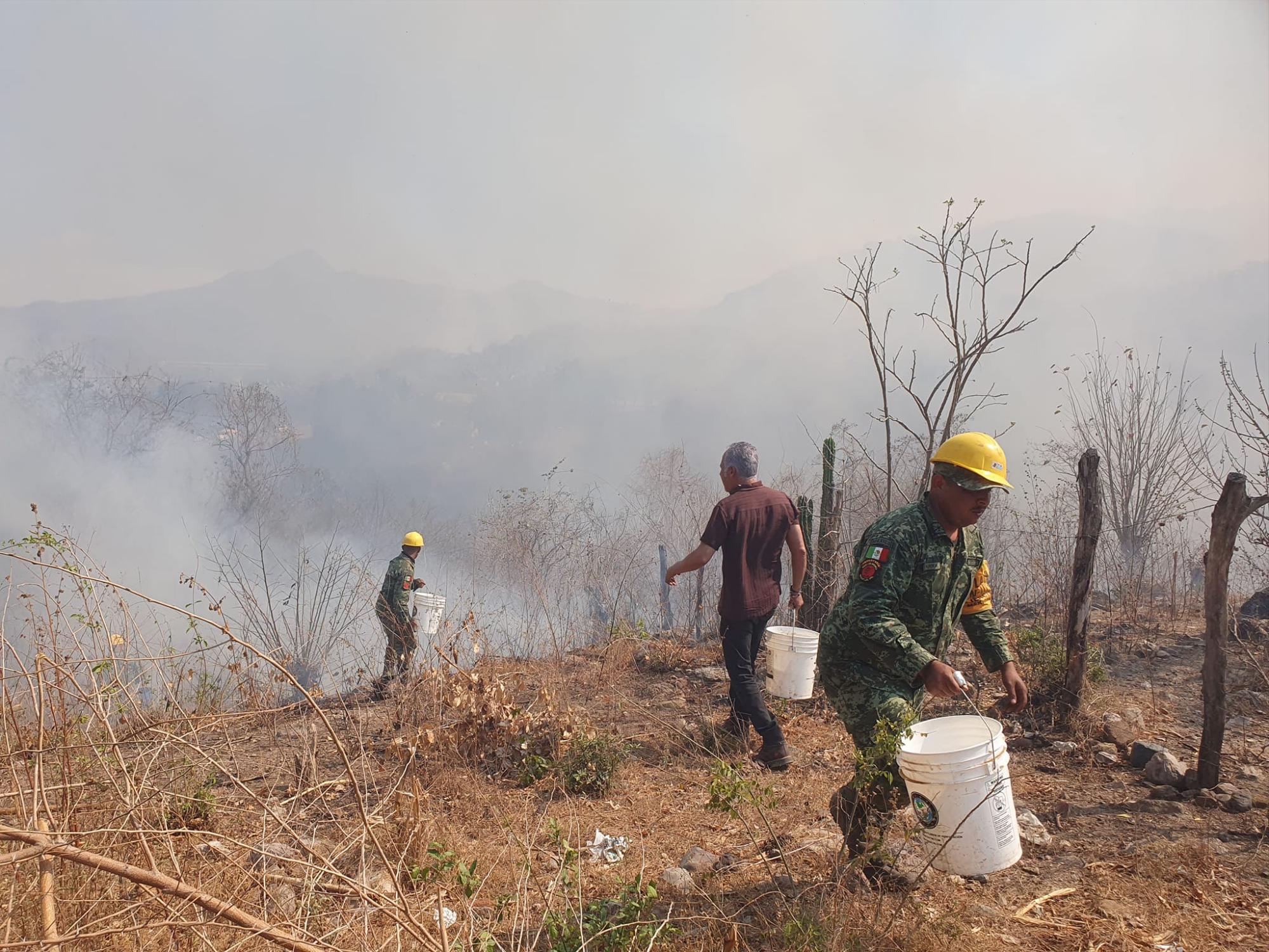 $!Por incendio sin control en El Magistral evacuan a 35 habitantes