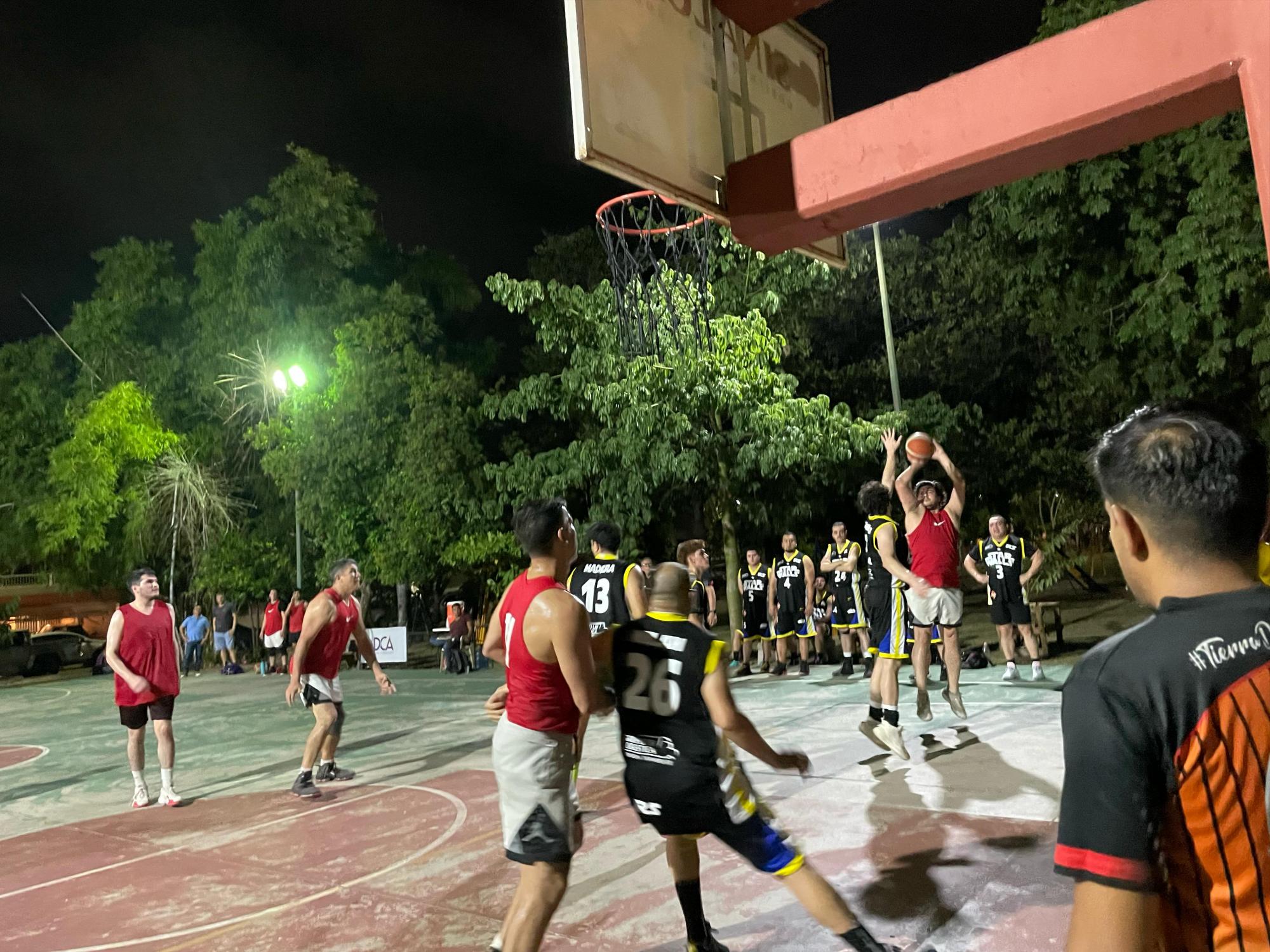 $!Los debutantes le pegan al campeón en el Baloncesto La Campiña