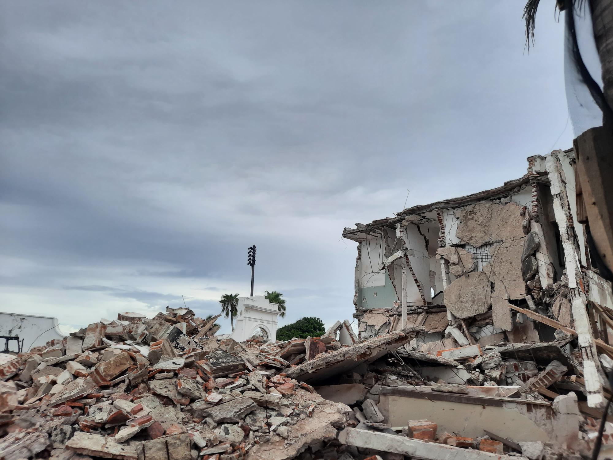 $!Comienzan a demoler parte de la Casa del Marino en Mazatlán