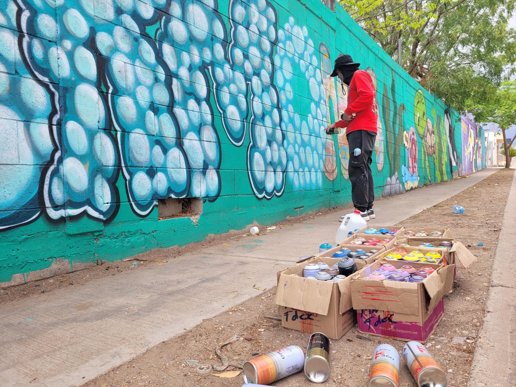 $!‘Kloe’ pinta para inspirar y dejar mensajes positivos a adolescentes de Culiacán