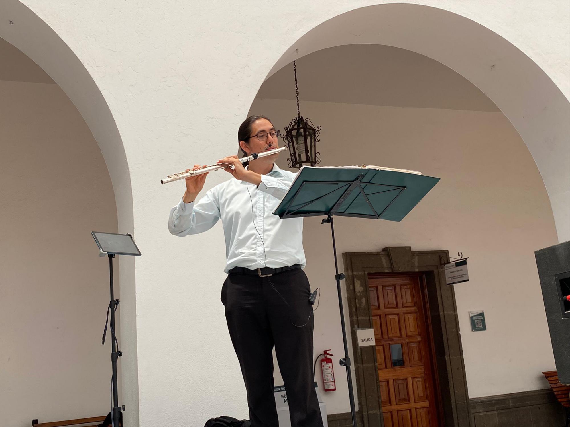 $!Con su flauta encantada, Daniel pone a bailar a chicos y grandes en Palacio Municipal de Culiacán