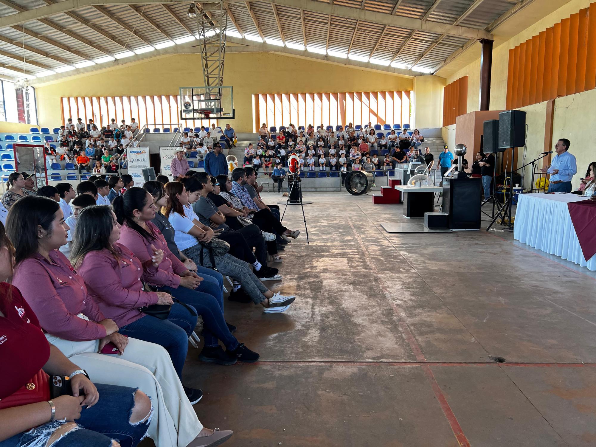 $!Al evento asisten alumnos y docentes desde preescolar hasta preparatoria de Choix.