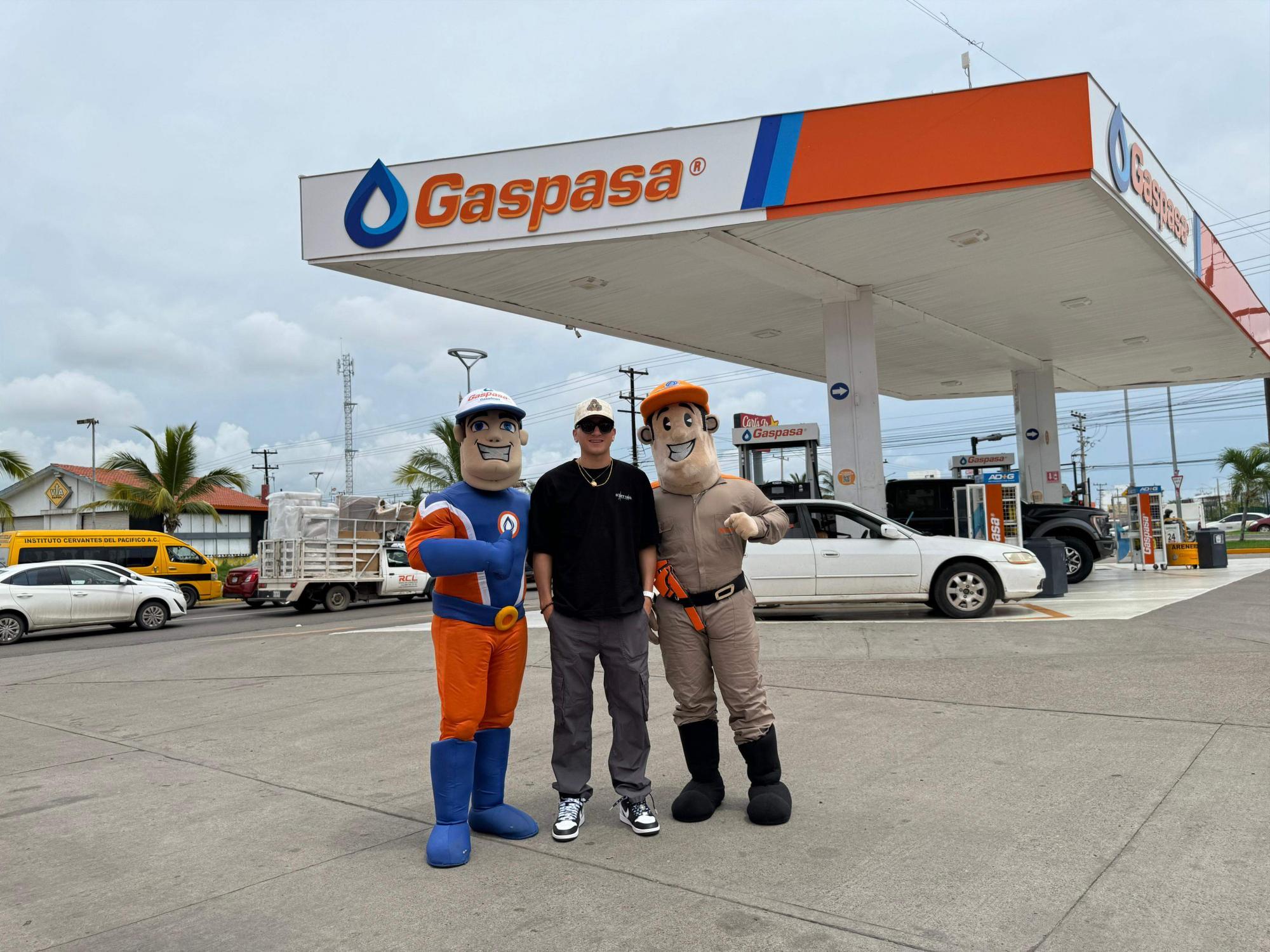 $!Recibe el orgullo de Mazatlán, Marco Verde, $50 mil de parte de Gaspasa en productos de la marca