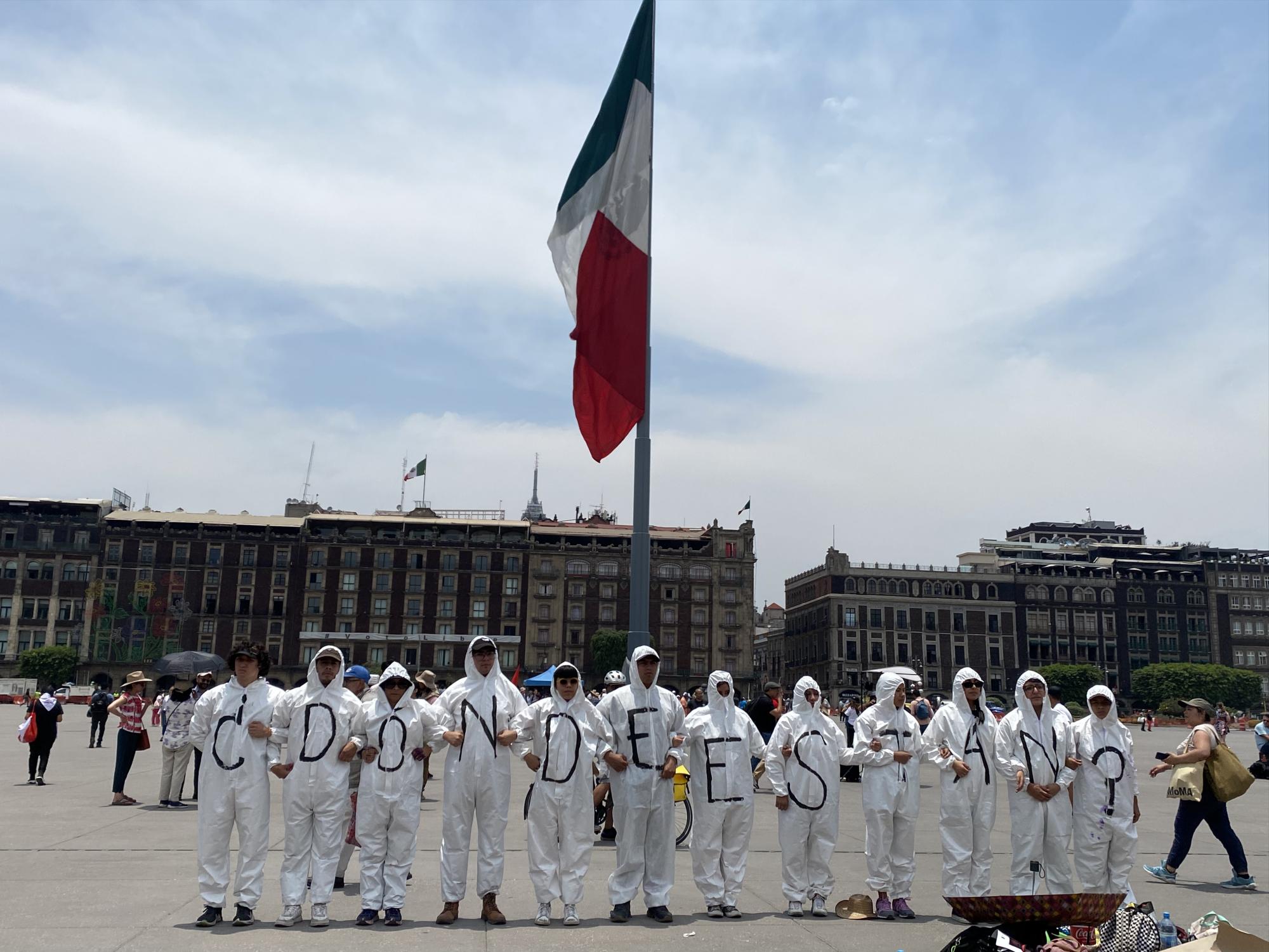 $!El 10 de mayo, un grupo de jóvenes realizó una performance sobre las desapariciones en el Zócalo capitalino. Según el RNPDNO, en México han desaparecido más de 114 mil personas.