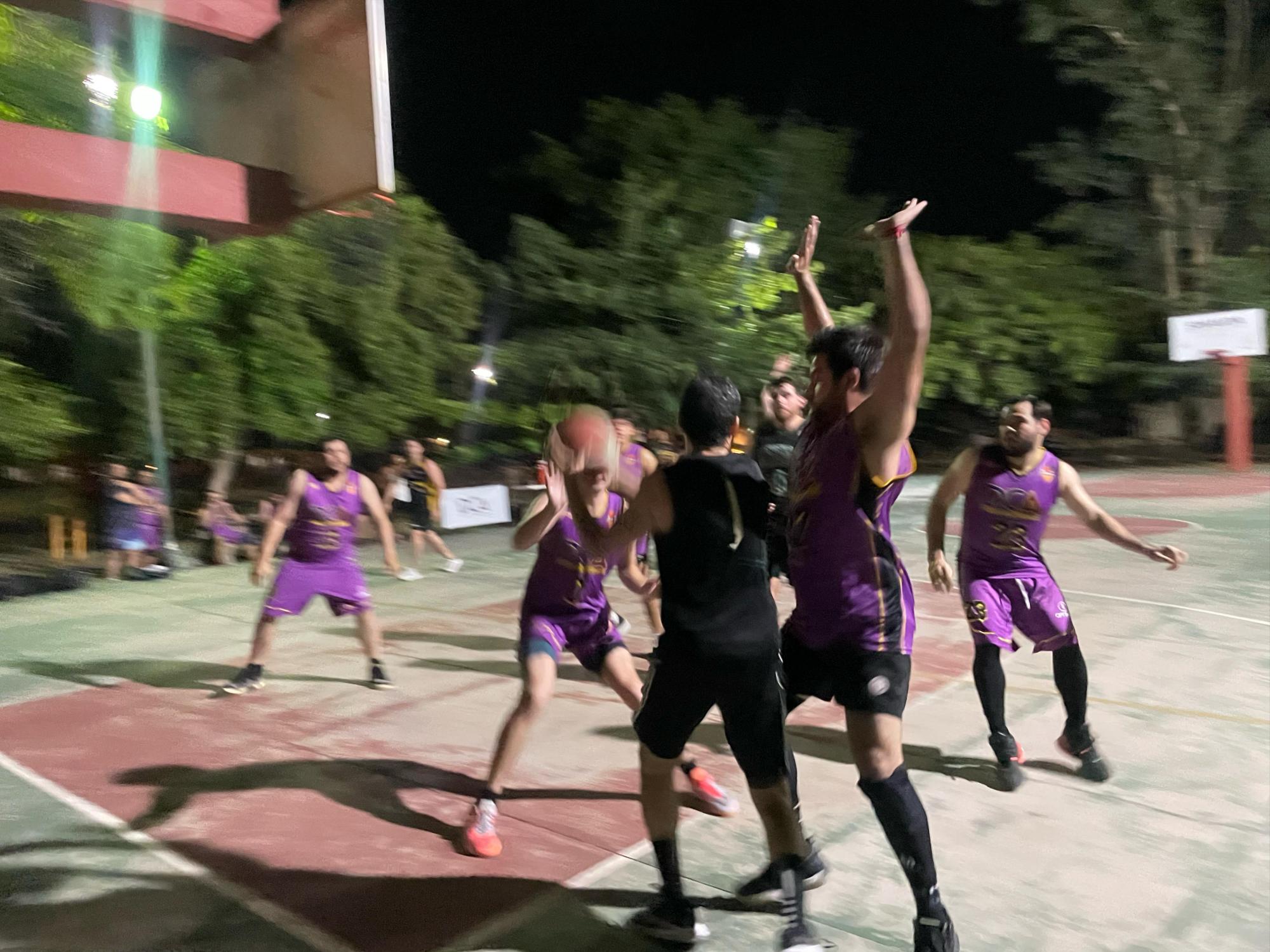 $!Los debutantes le pegan al campeón en el Baloncesto La Campiña