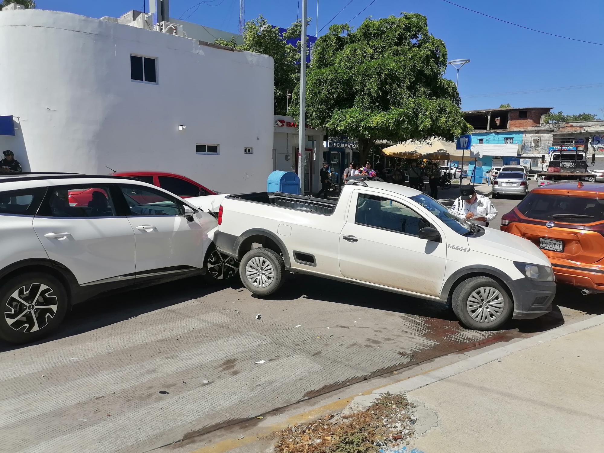 $!En carambola detienen a conductor perseguido por Policías de Investigación en Mazatlán