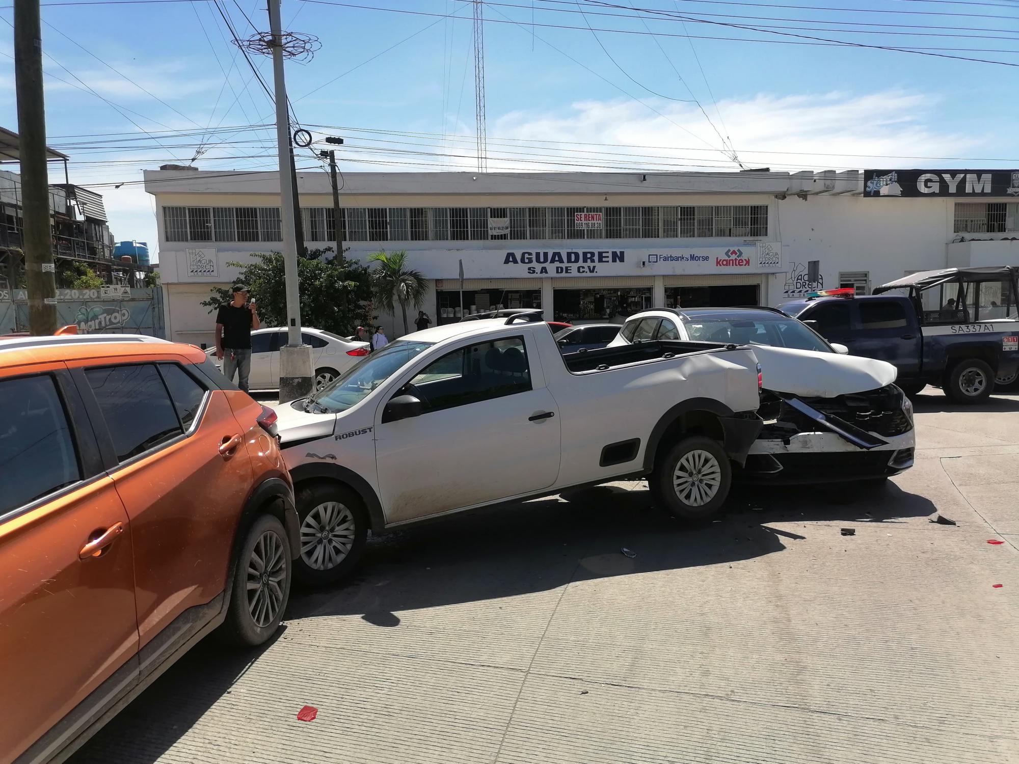 $!En carambola detienen a conductor perseguido por Policías de Investigación en Mazatlán