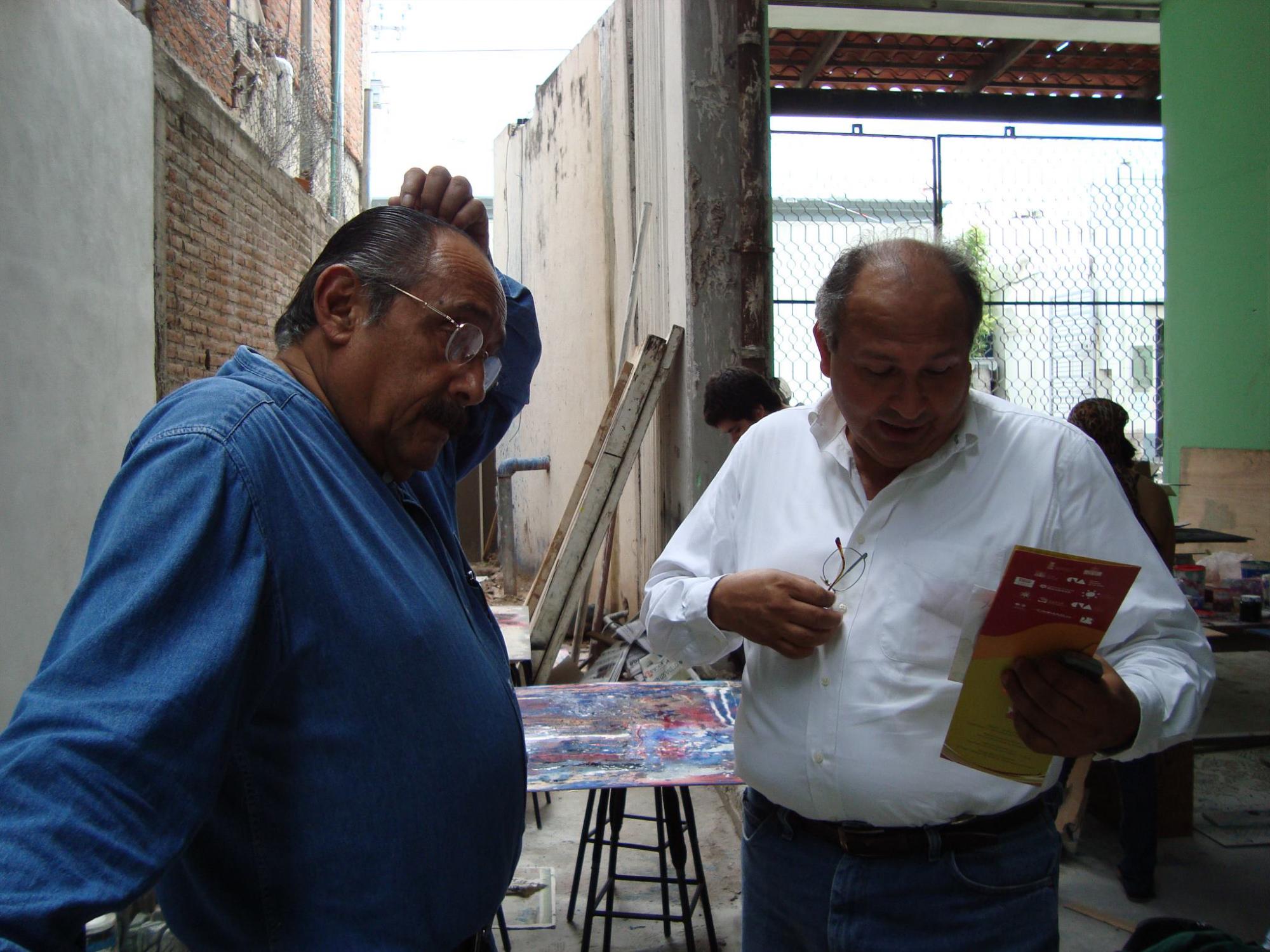 $!El documentalista Felipe Parra con Álvaro Blancarte en su taller.