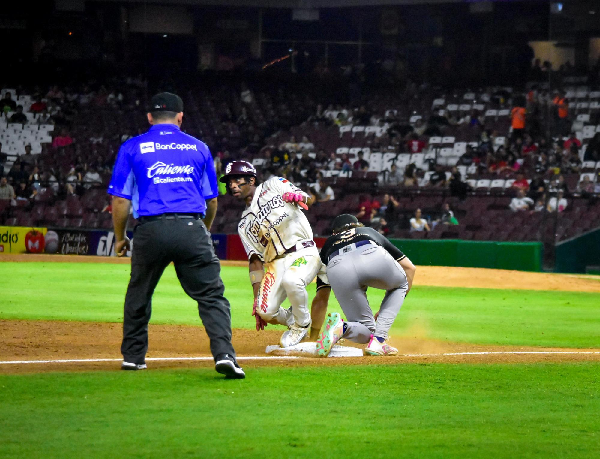 $!Tomateros de Culiacán asegura serie con gran salida de Manny Bañuelos