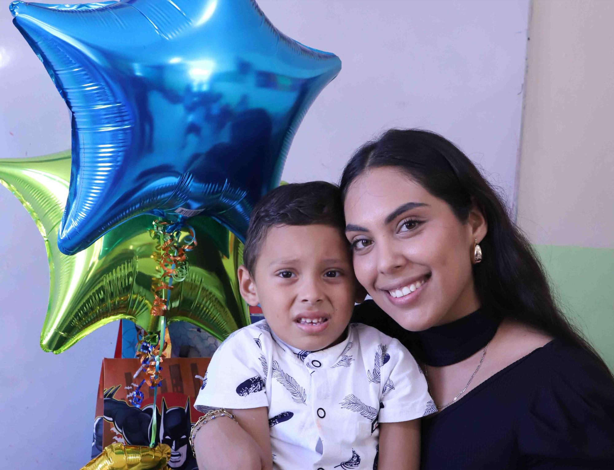 $!El cumpleañero junto a su mamá Génesis Ramos.