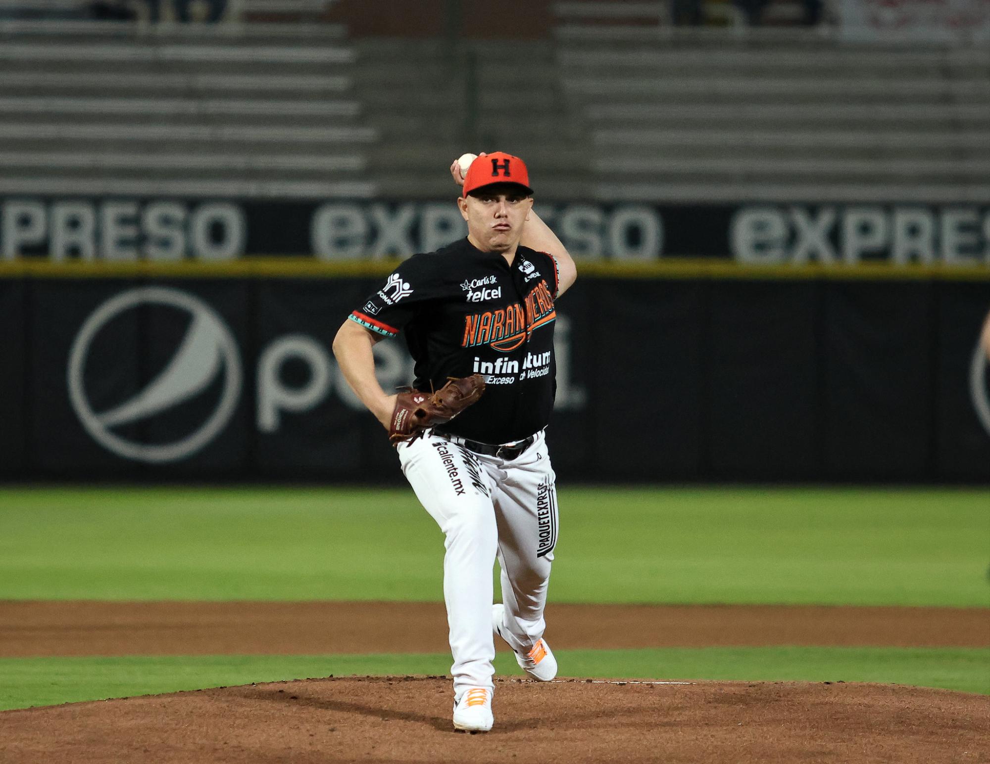 $!Naranjeros pega primero en el Clásico sonorense