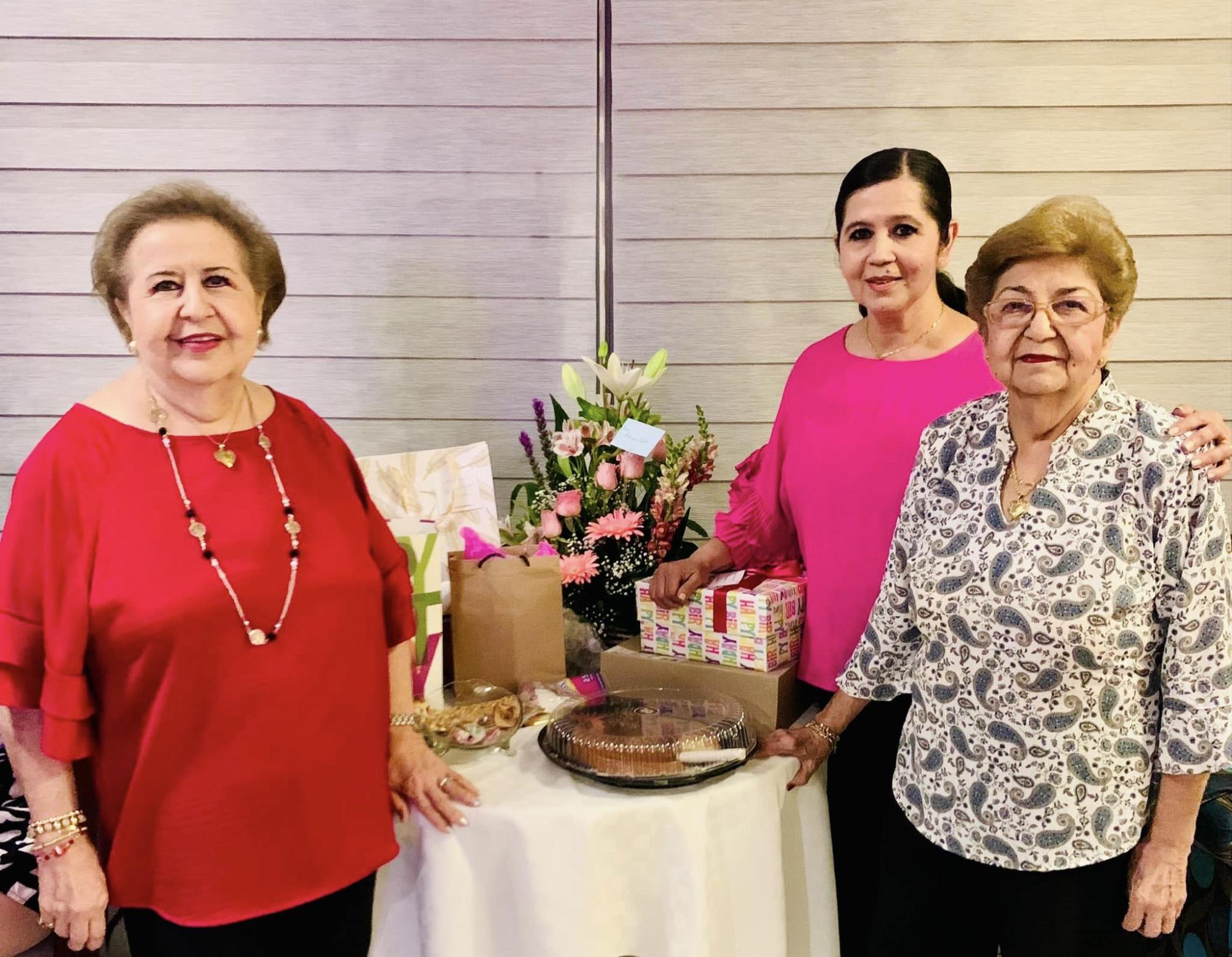 $!La festejada con su tía Elva Ninfa de Solano y su mamá, Mila de Castro.