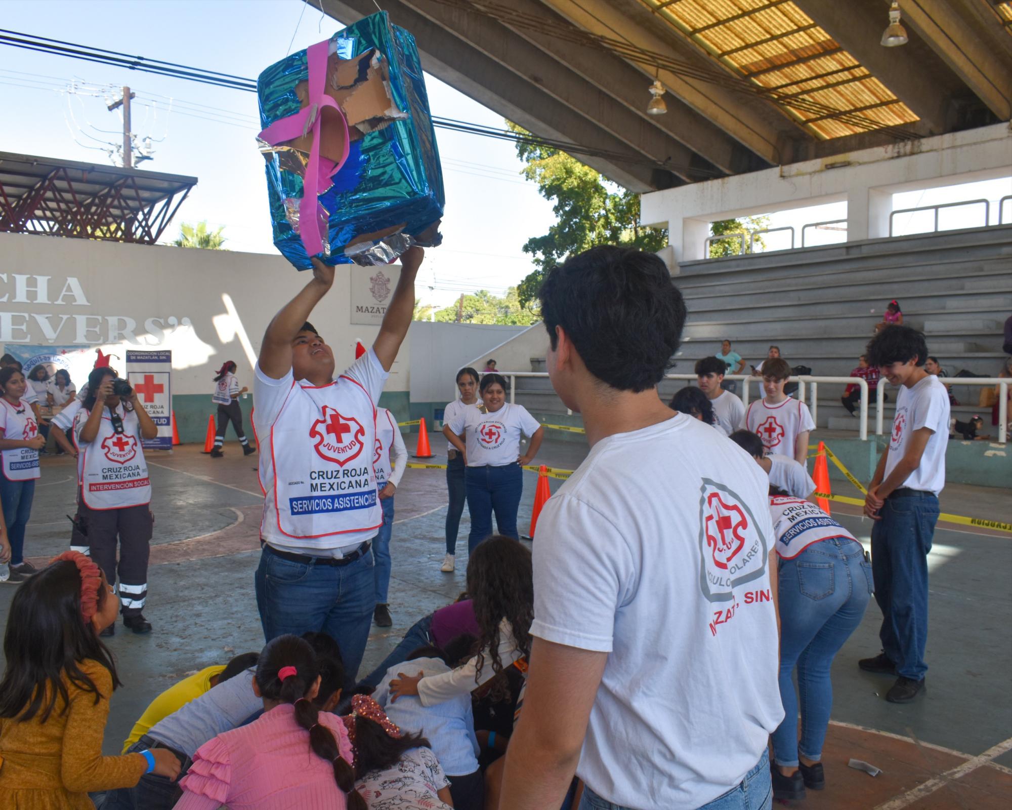 $!Jóvenes Voluntarios de la Cruz Roja llevan posada a niños y niñas de la Isla de la Piedra, en Mazatlán