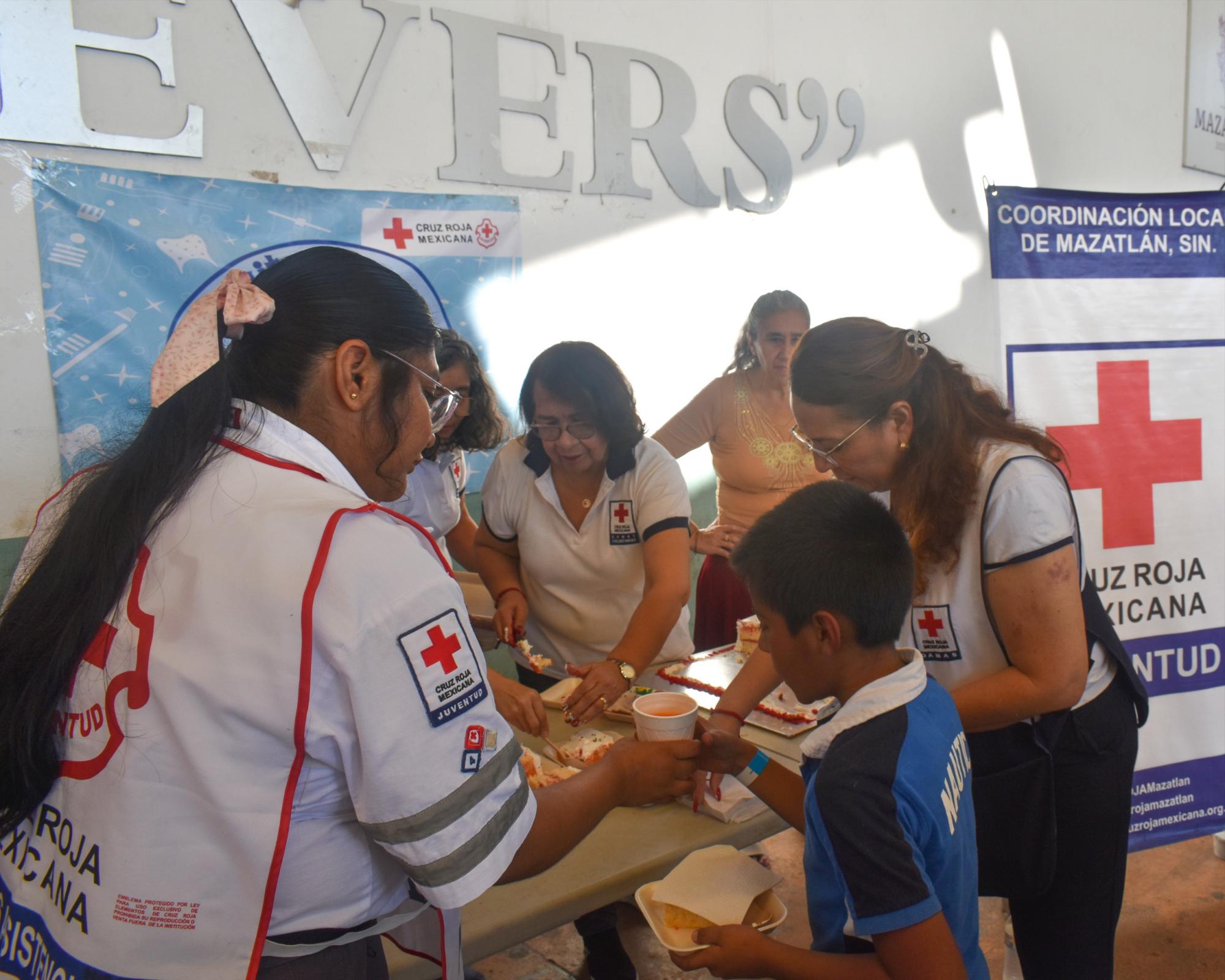 $!Jóvenes Voluntarios de la Cruz Roja llevan posada a niños y niñas de la Isla de la Piedra, en Mazatlán