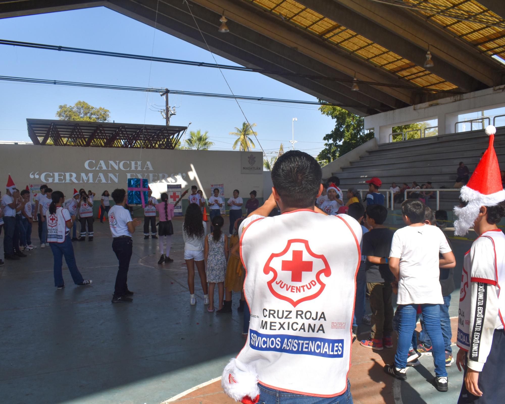 $!Jóvenes Voluntarios de la Cruz Roja llevan posada a niños y niñas de la Isla de la Piedra, en Mazatlán