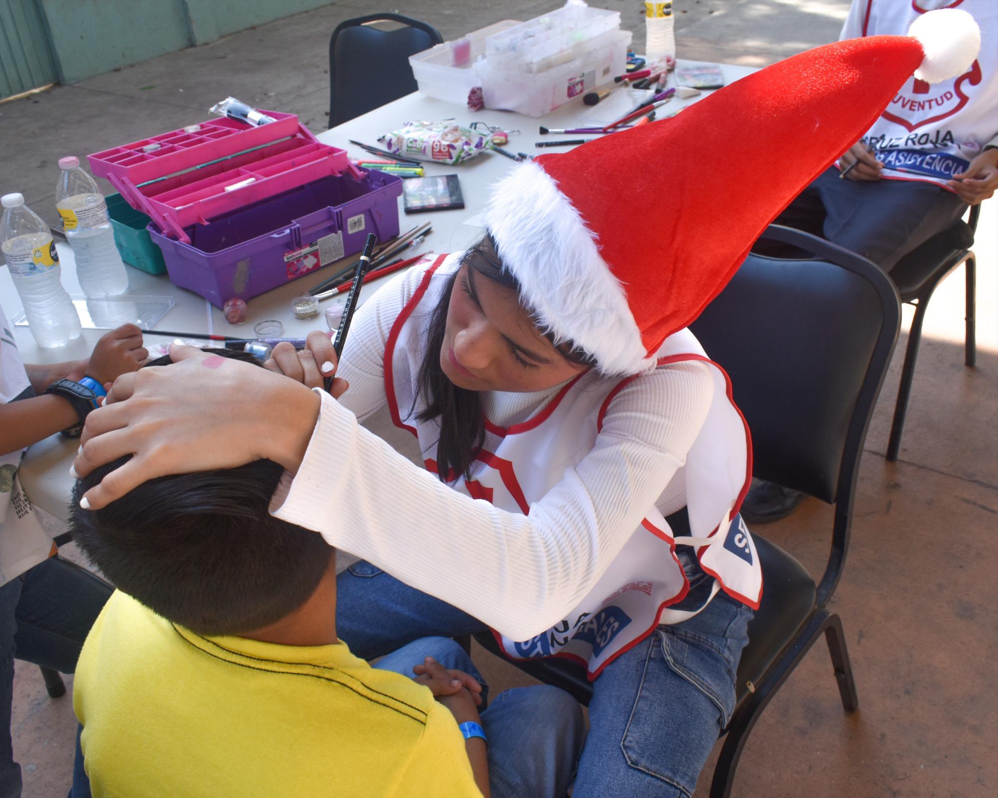 $!Jóvenes Voluntarios de la Cruz Roja llevan posada a niños y niñas de la Isla de la Piedra, en Mazatlán