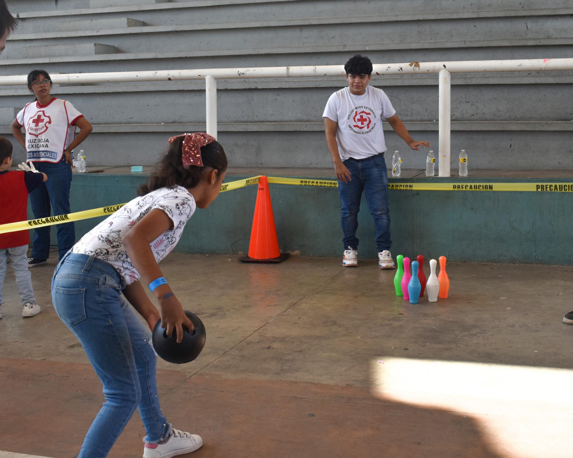 $!Jóvenes Voluntarios de la Cruz Roja llevan posada a niños y niñas de la Isla de la Piedra, en Mazatlán