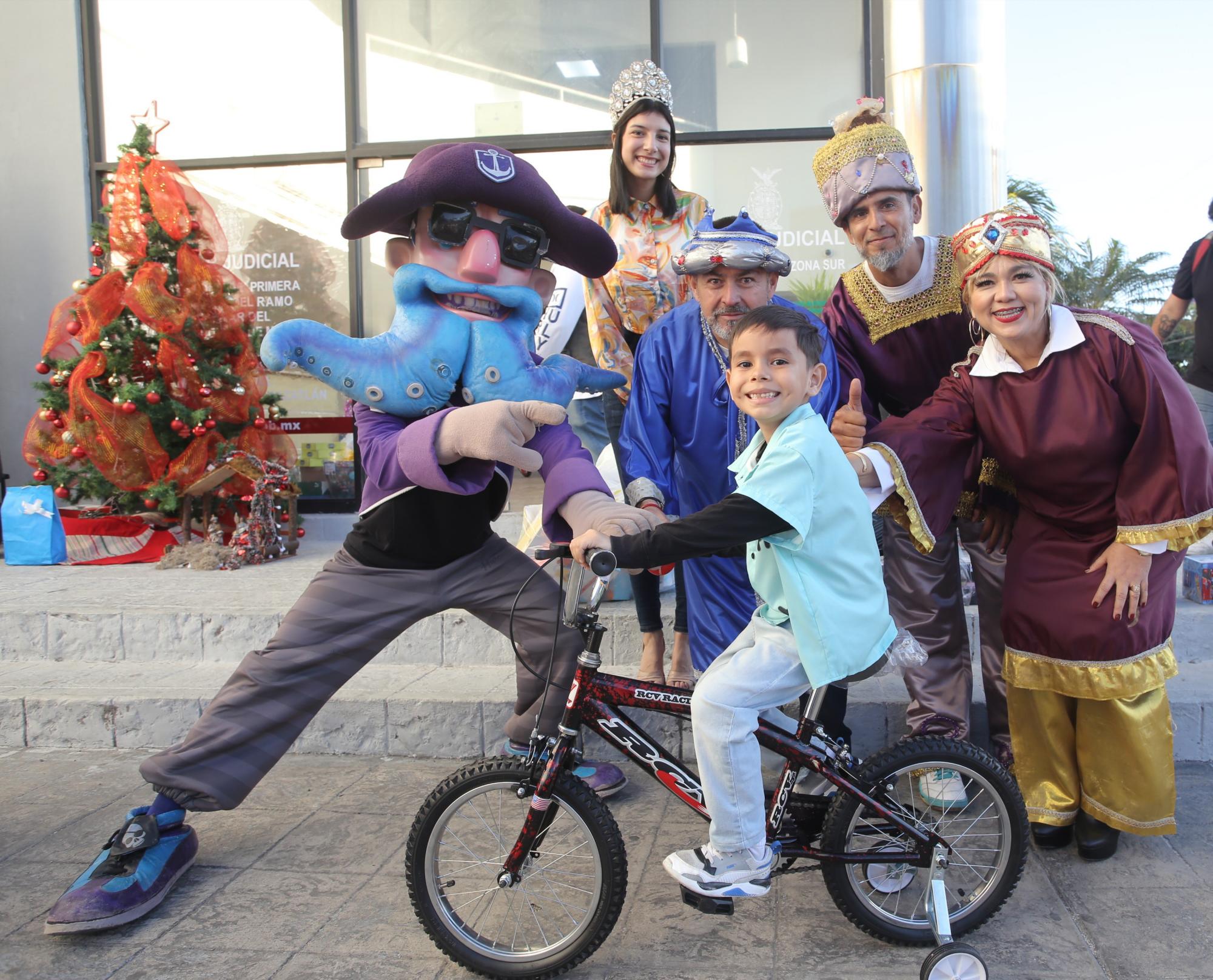 $!El pequeño Cristofer Caín se mostró contento con su bicicleta.