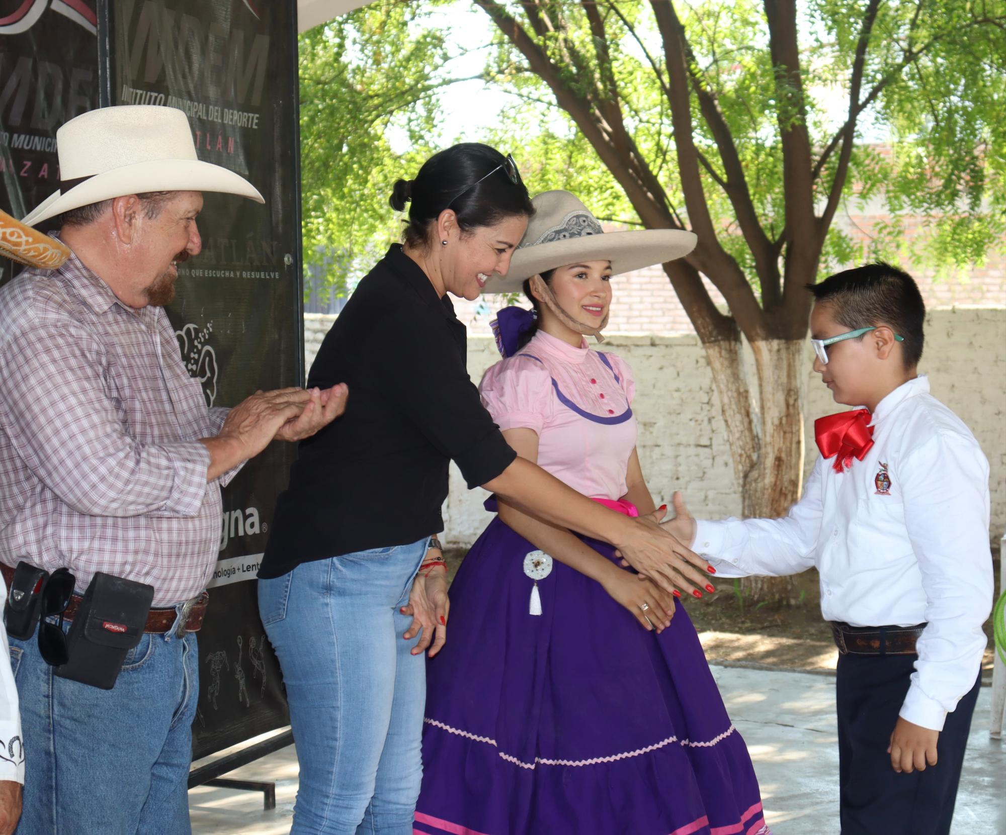 $!Celebran la cultura mexicana con el Primer Torneo de Floreo de Soga, en Villa Unión