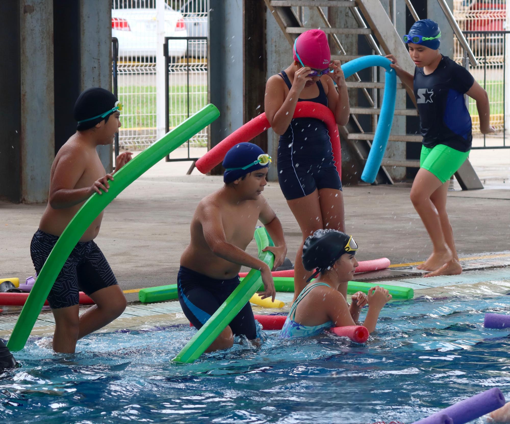 $!Concluyen infantes divertidas vacaciones con el Curso Intensivo de Natación Verano 2024