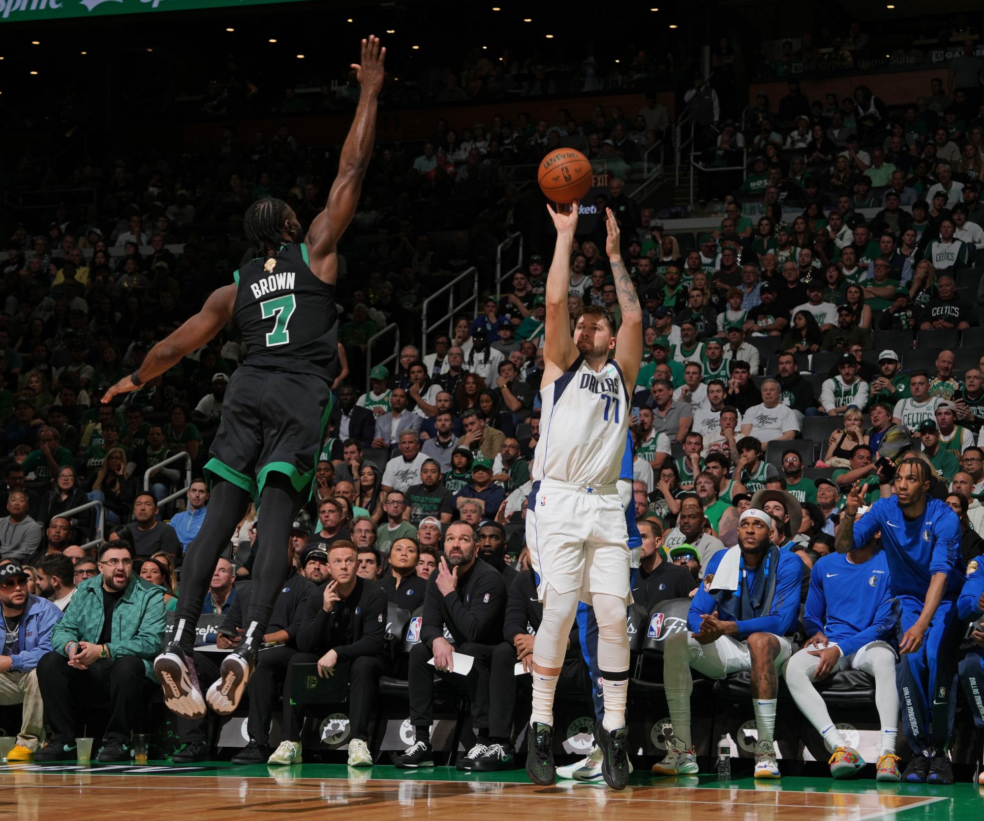 $!Con un Holiday estelar, Celtics controla a Mavericks y se pone 2-0 en las Finales de la NBA