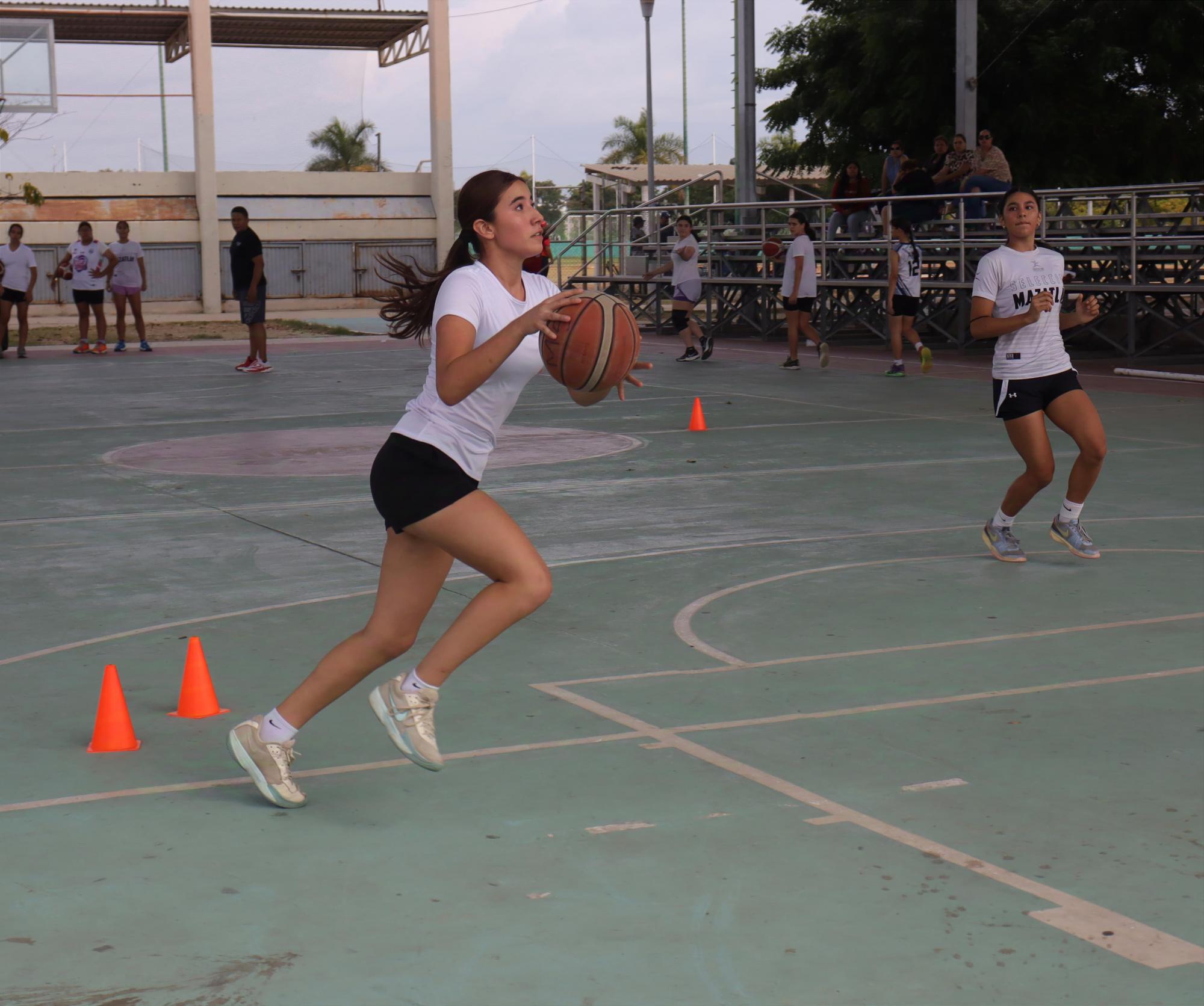 $!Preseleccionados de basquetbol de Mazatlán realizan jornada de trabajo especializado con coach Marco Chávez