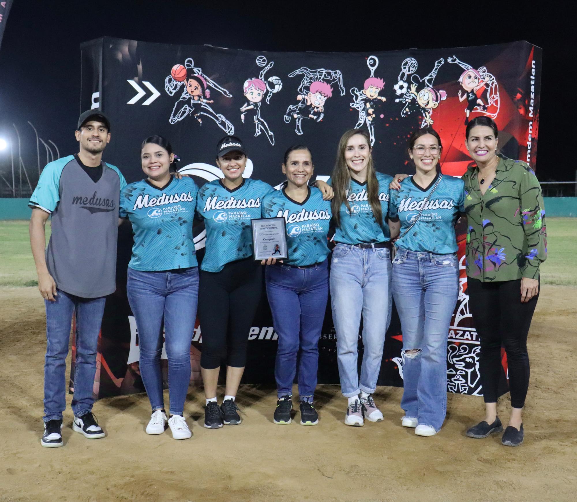 $!Premian a las estrellas de la Liga Municipal de Softbol