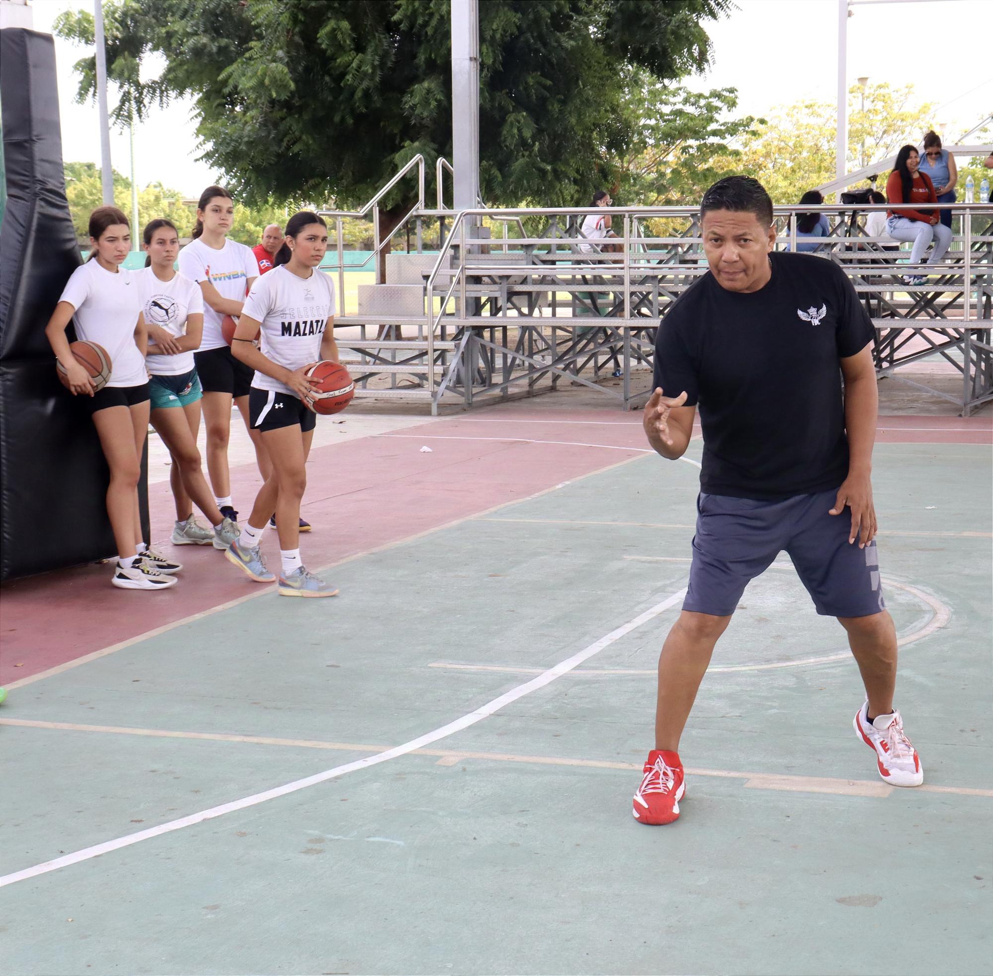 $!Preseleccionados de basquetbol de Mazatlán realizan jornada de trabajo especializado con coach Marco Chávez