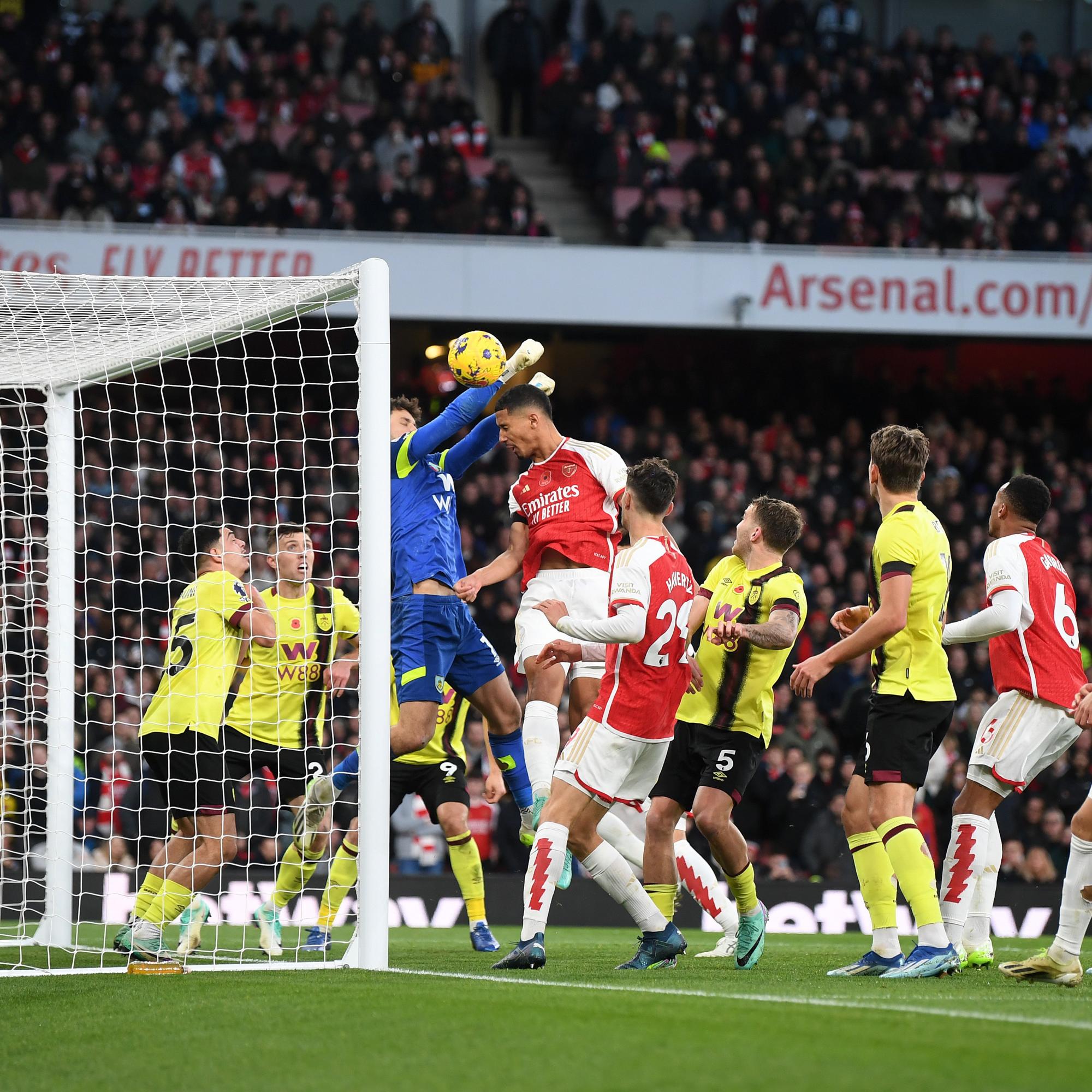 $!Arsenal alcanza al Manchester City en la cima tras victoria ante el Burnley