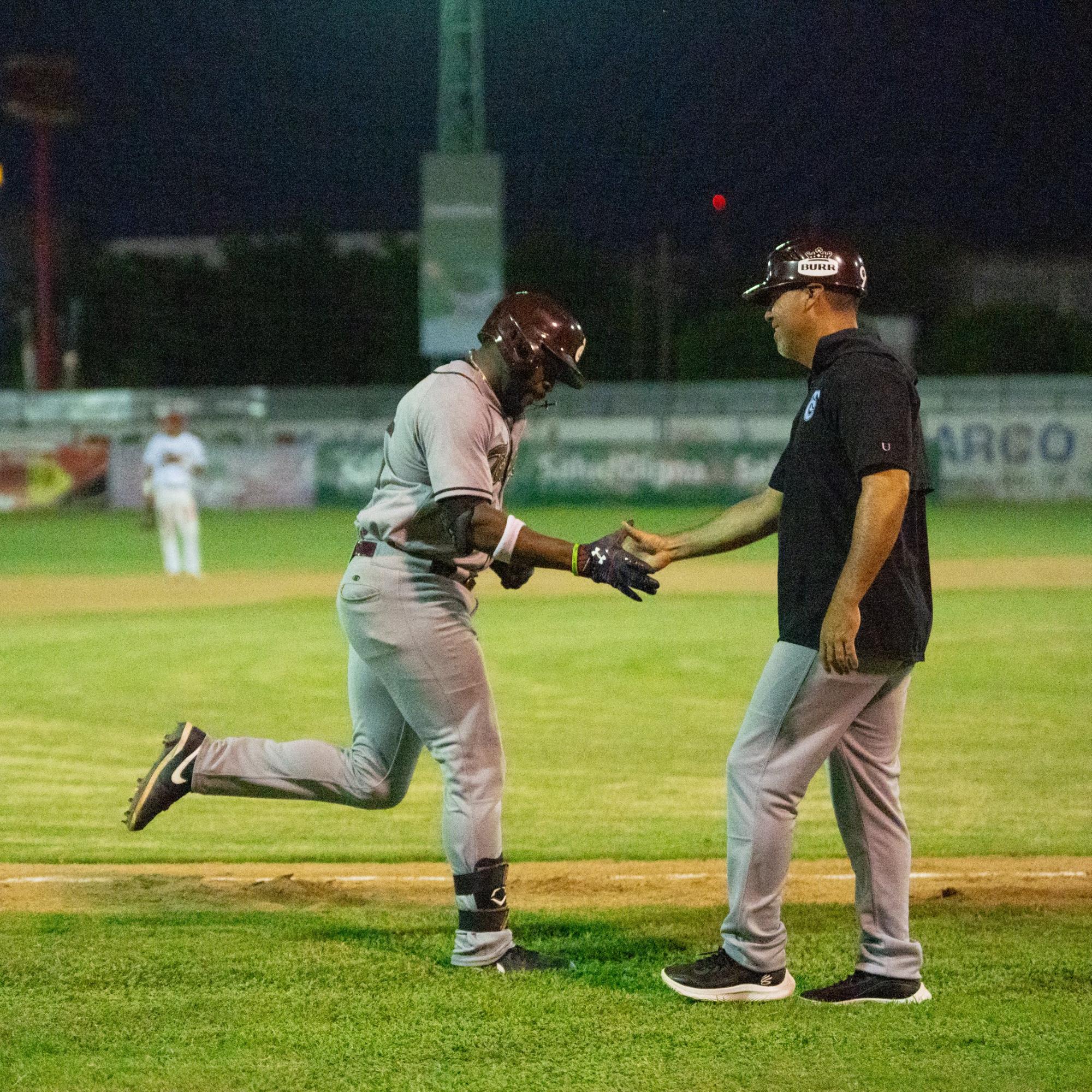 $!Tres tablazos poderosos le dan la victoria a Tomateros