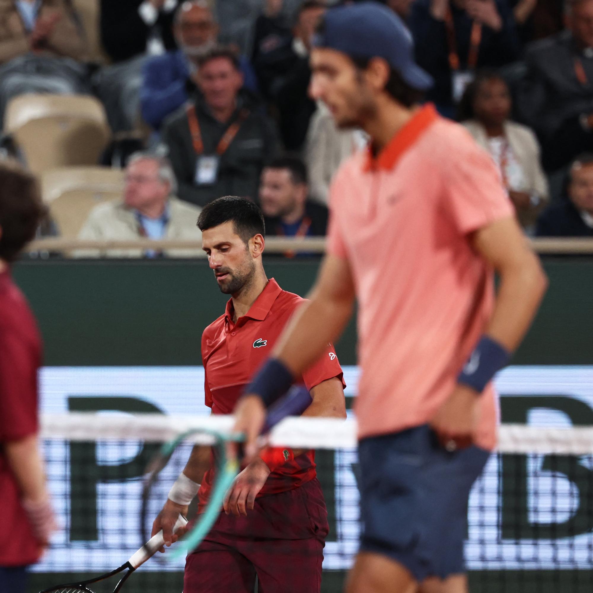 $!Djokovic remonta a Musetti e iguala récord de Federer en Grand Slams