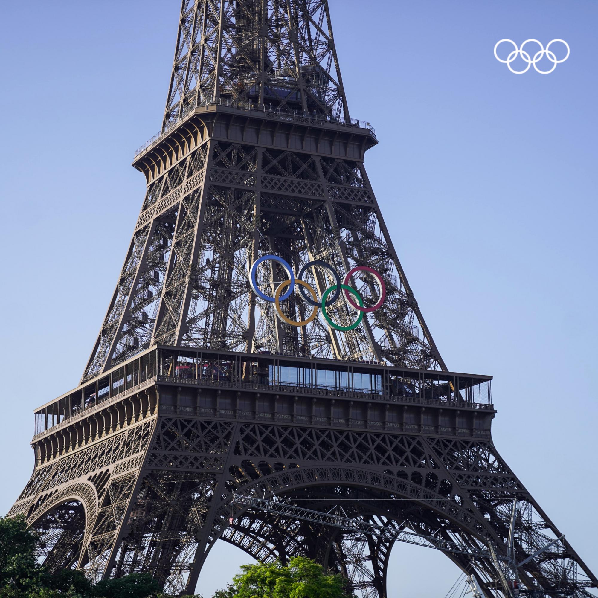 $!La Torre Eiffel luce los aros olímpicos