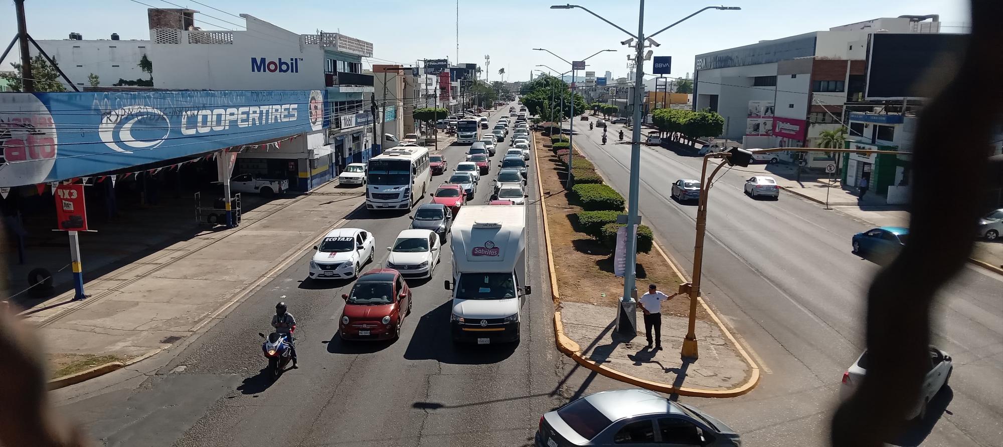 $!Se registra fuerte congestionamiento vehicular en varias avenidas de Mazatlán este miércoles