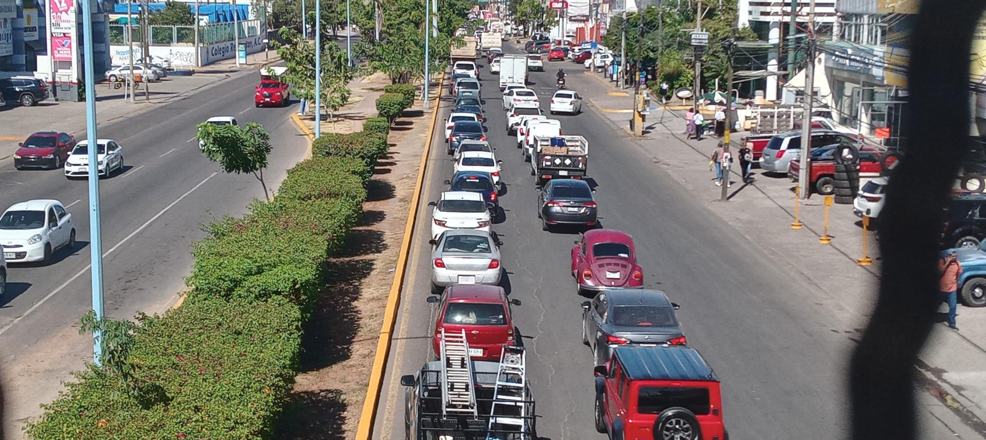 $!Se registra fuerte congestionamiento vehicular en varias avenidas de Mazatlán este miércoles