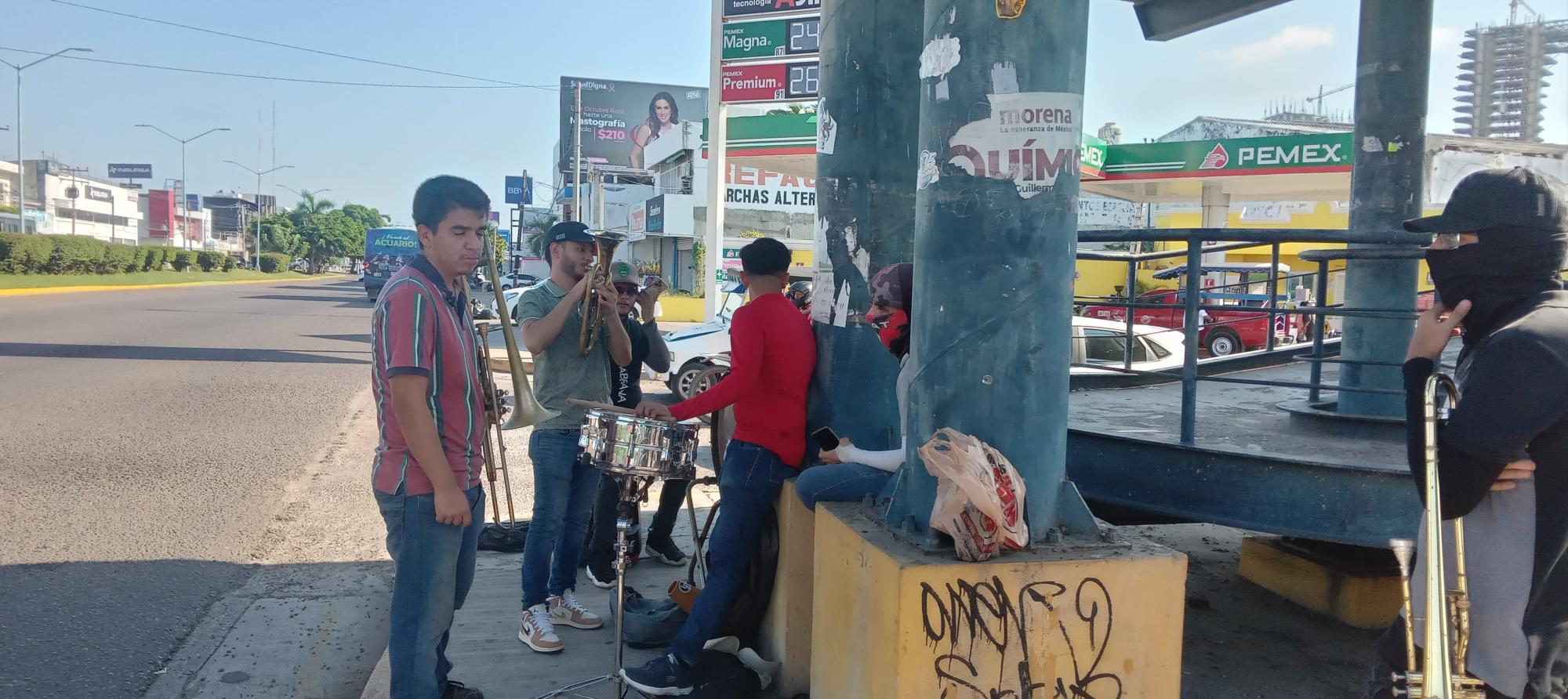 $!Salen músicos a tocar a cruceros de Mazatlán debido a la falta de trabajo en playas por la violencia en Sinaloa